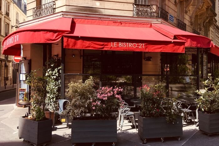 Restaurant Le Bistro 21 à Paris avec terrasse conviviale et cuisine française à proximité de l’Hôtel Glasgow Monceau
