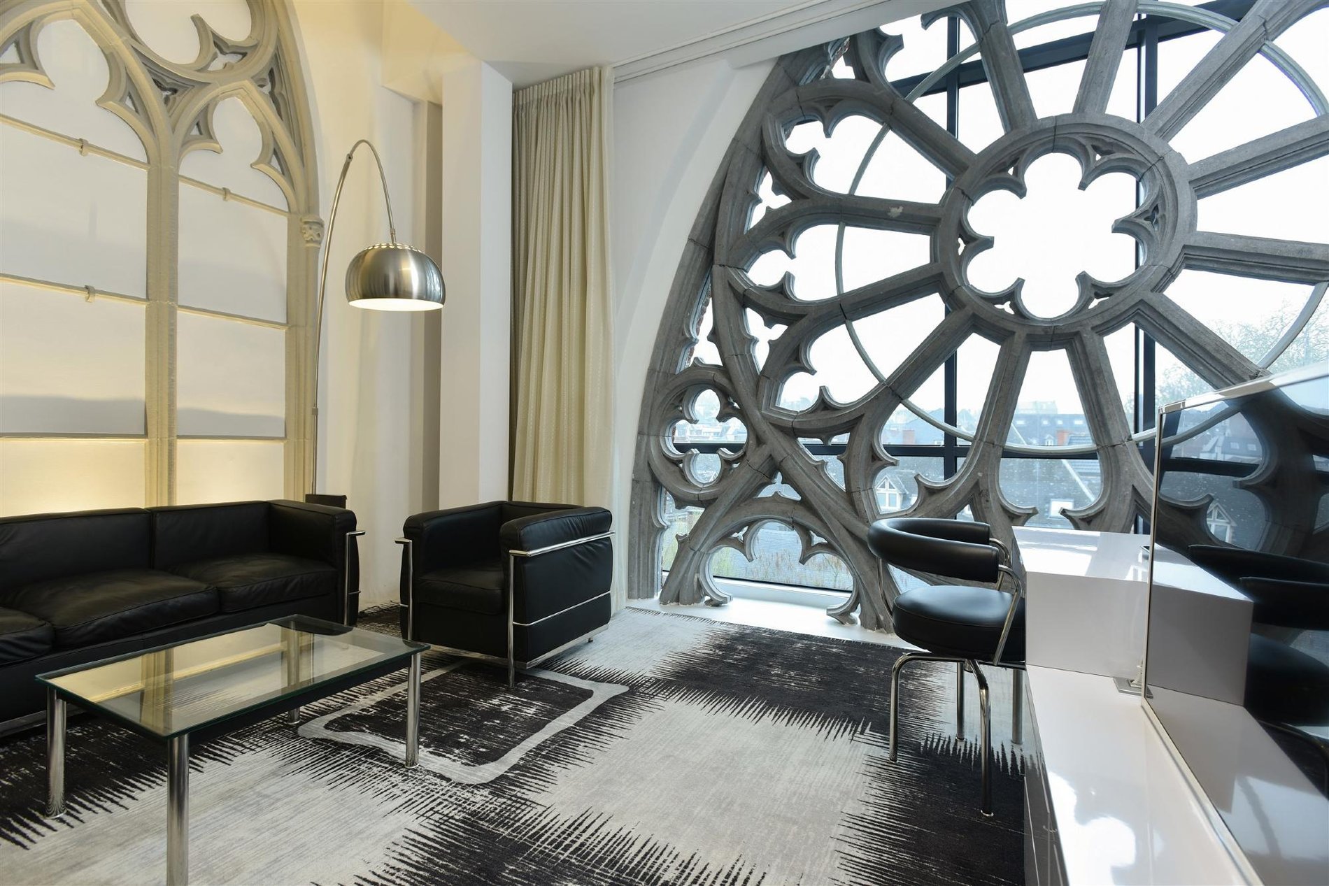 Elegante Loungeecke mit Glasfenster im Best of Home Zimmer.