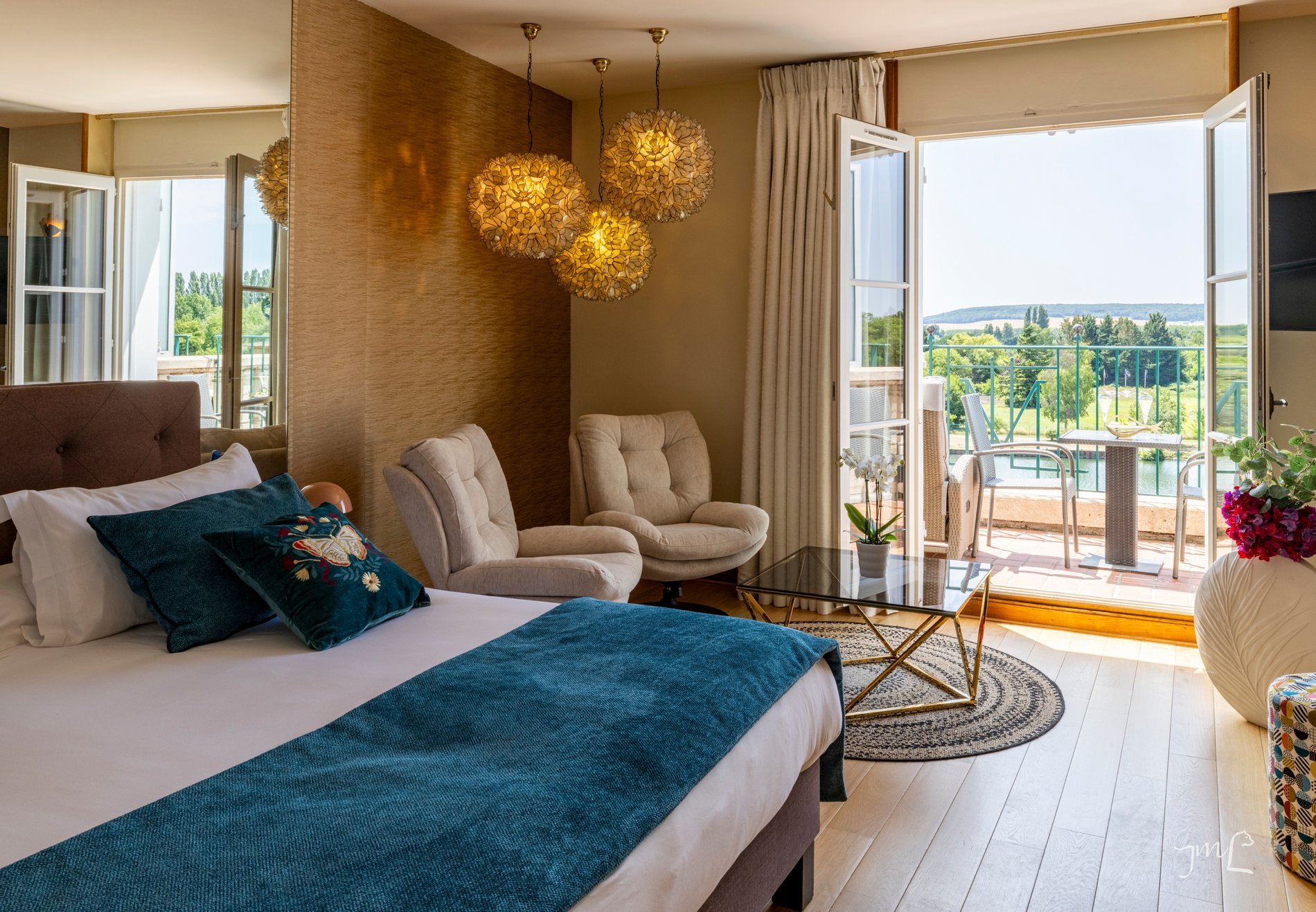 Design cosy et contemporain de notre Junior Suite Relais et châteaux 5 étoiles en Bourgogne