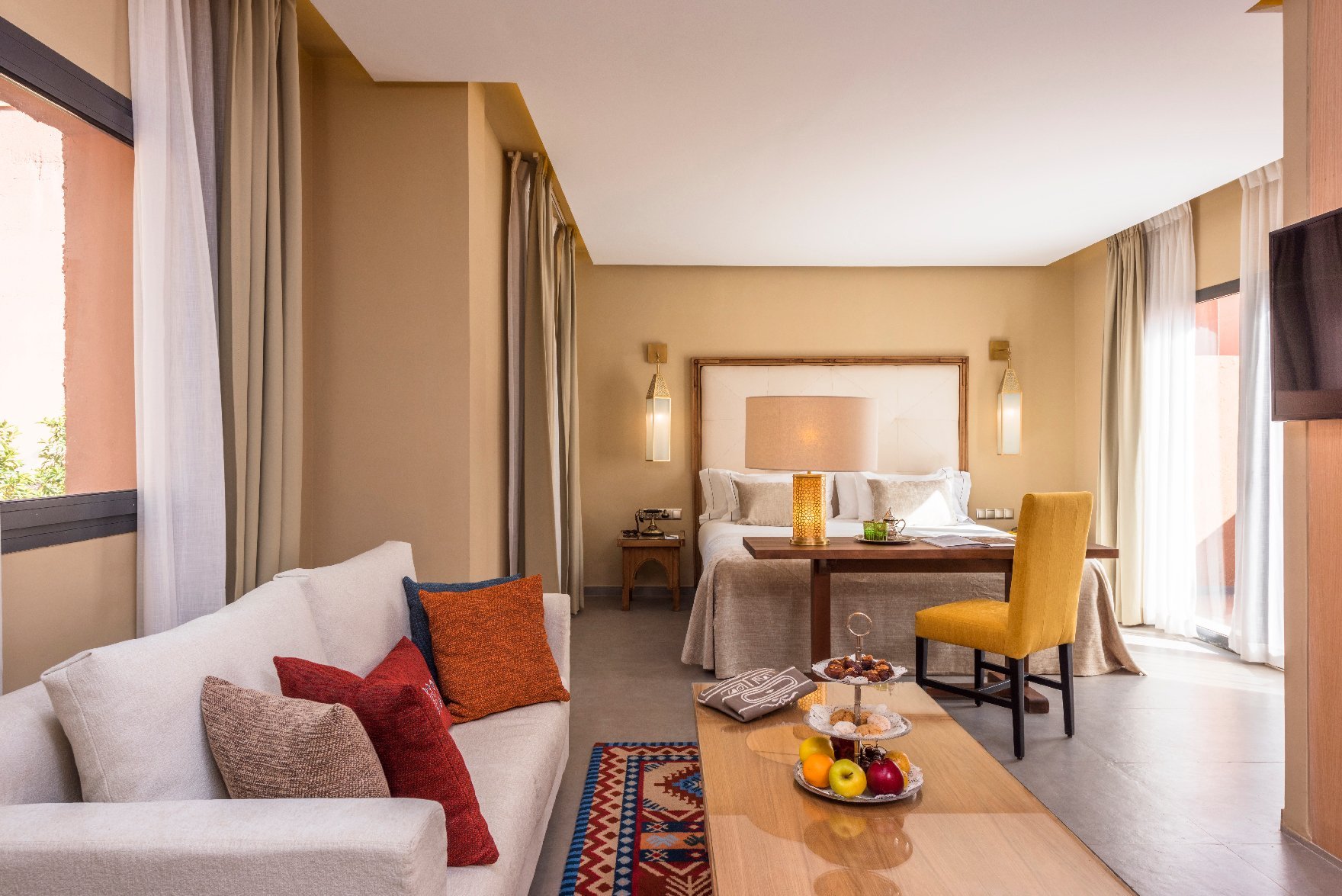 Salon lumineux de la chambre Deluxe au Berbère Palace à Ouarzazate