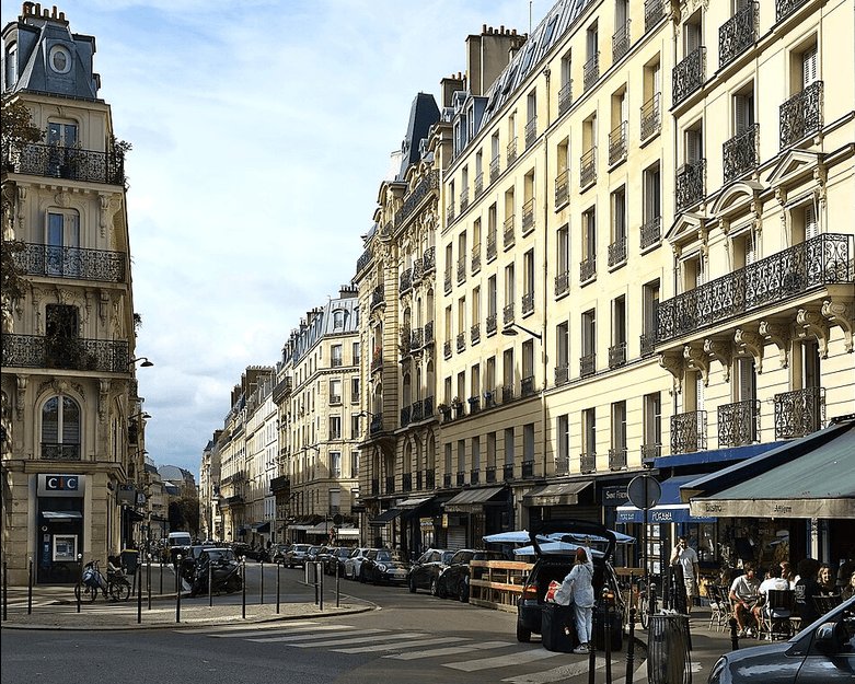 Marché de Lévis dans le 17e arrondissement de Paris avec commerces de bouche et ambiance de quartier à proximité de l’Hôtel Glasgow Monceau