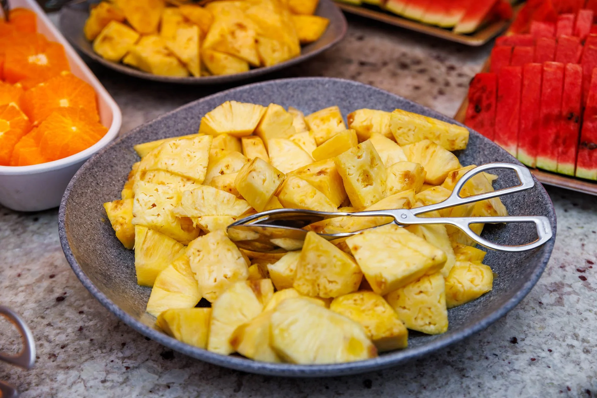 Sélection d’ananas tranché au buffet du petit-déjeuner de l’Hôtel Jupiter Albufeira