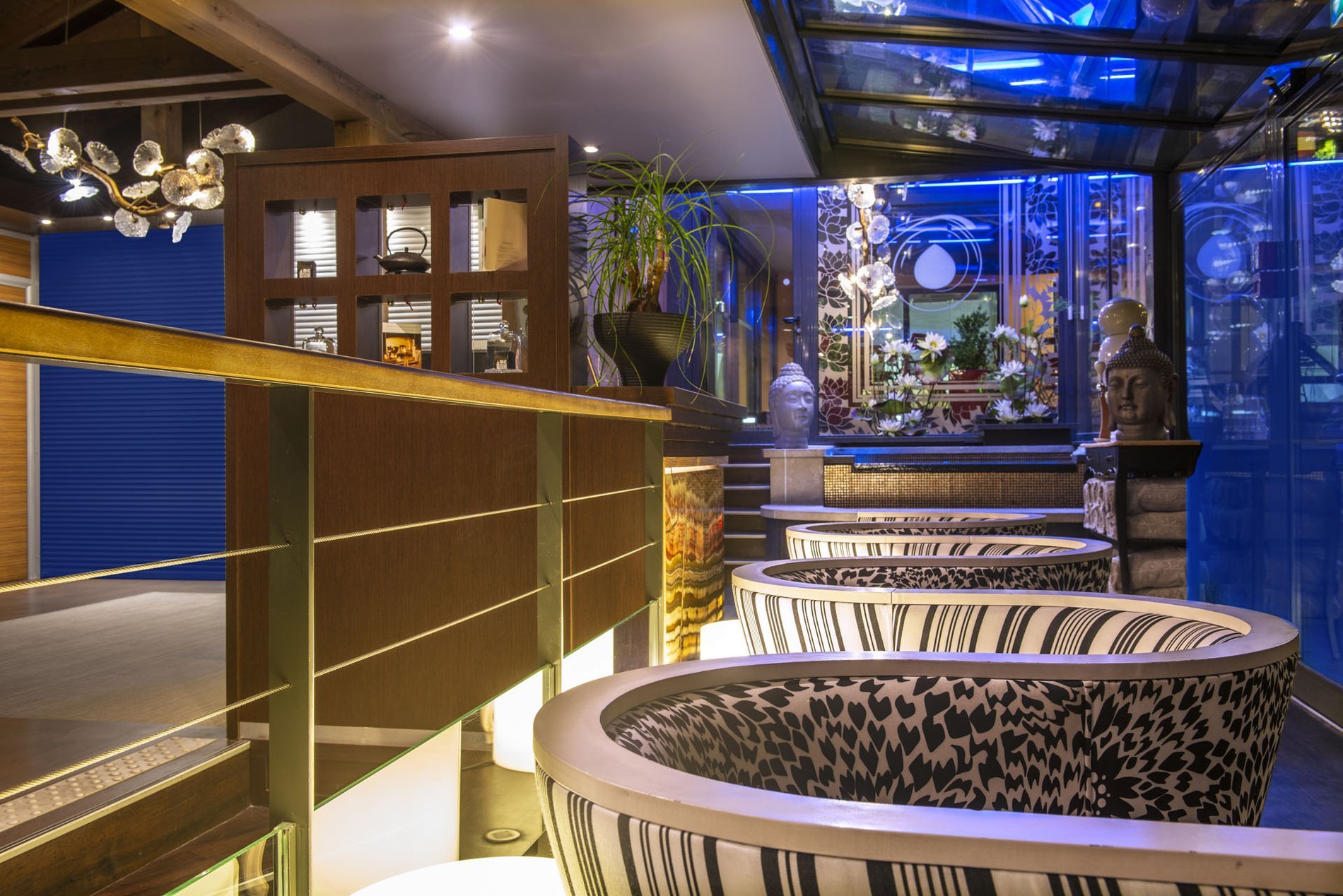 Décoration intérieure élégante du spa Mont Spa Les Trésoms, avec des éléments lumineux et un bassin d'eau.