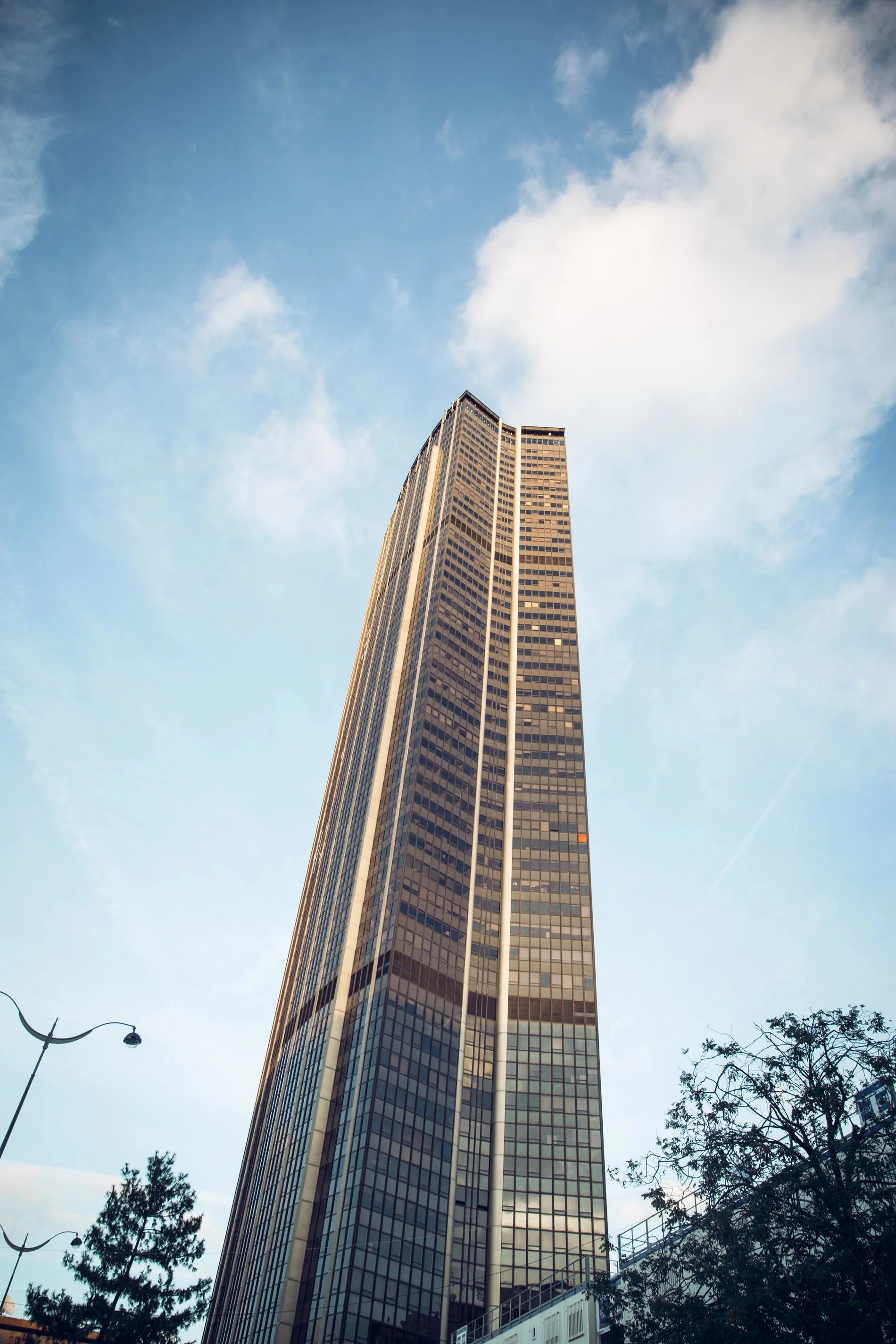 Tour Montparnasse vue de jour depuis le sol