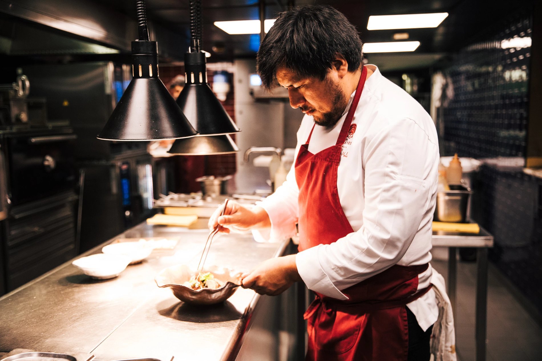 Le chef Melio cuisinant au restaurant péruvien Manko Paris