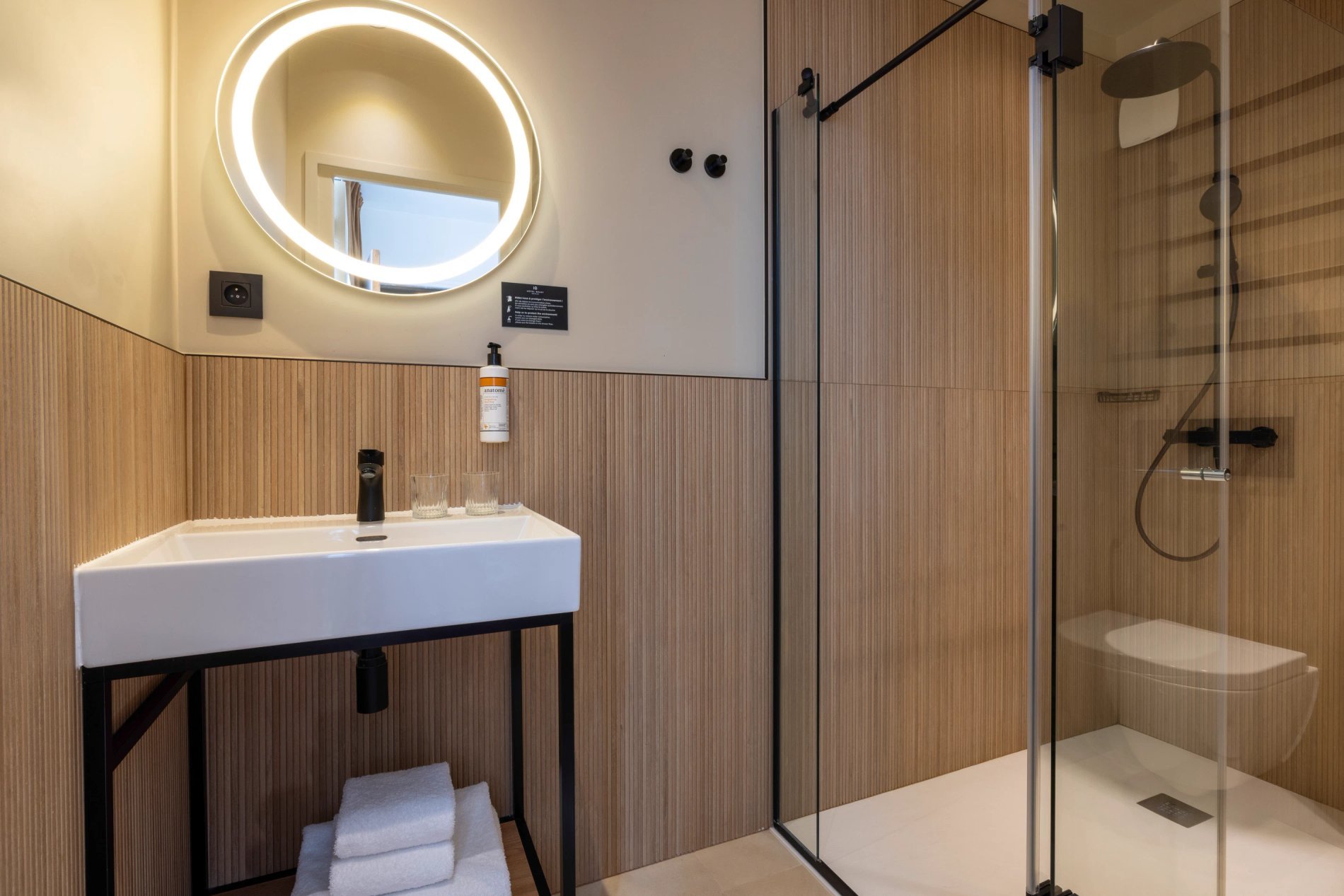 Hotel Brady Junior Suite Room Bathroom