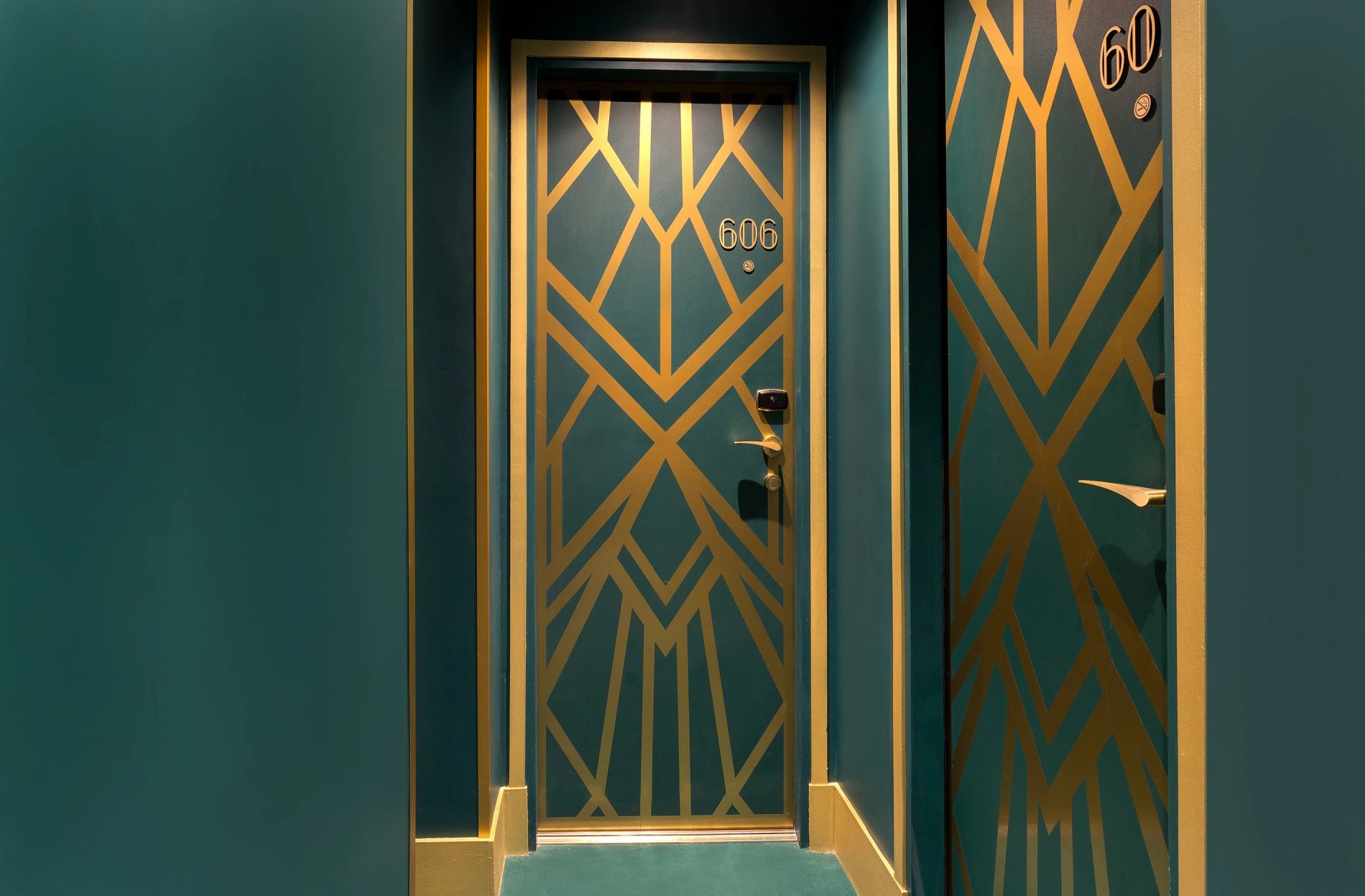 reflet lustre miroir dans un couloir de l'hôtel artemisia montmartre