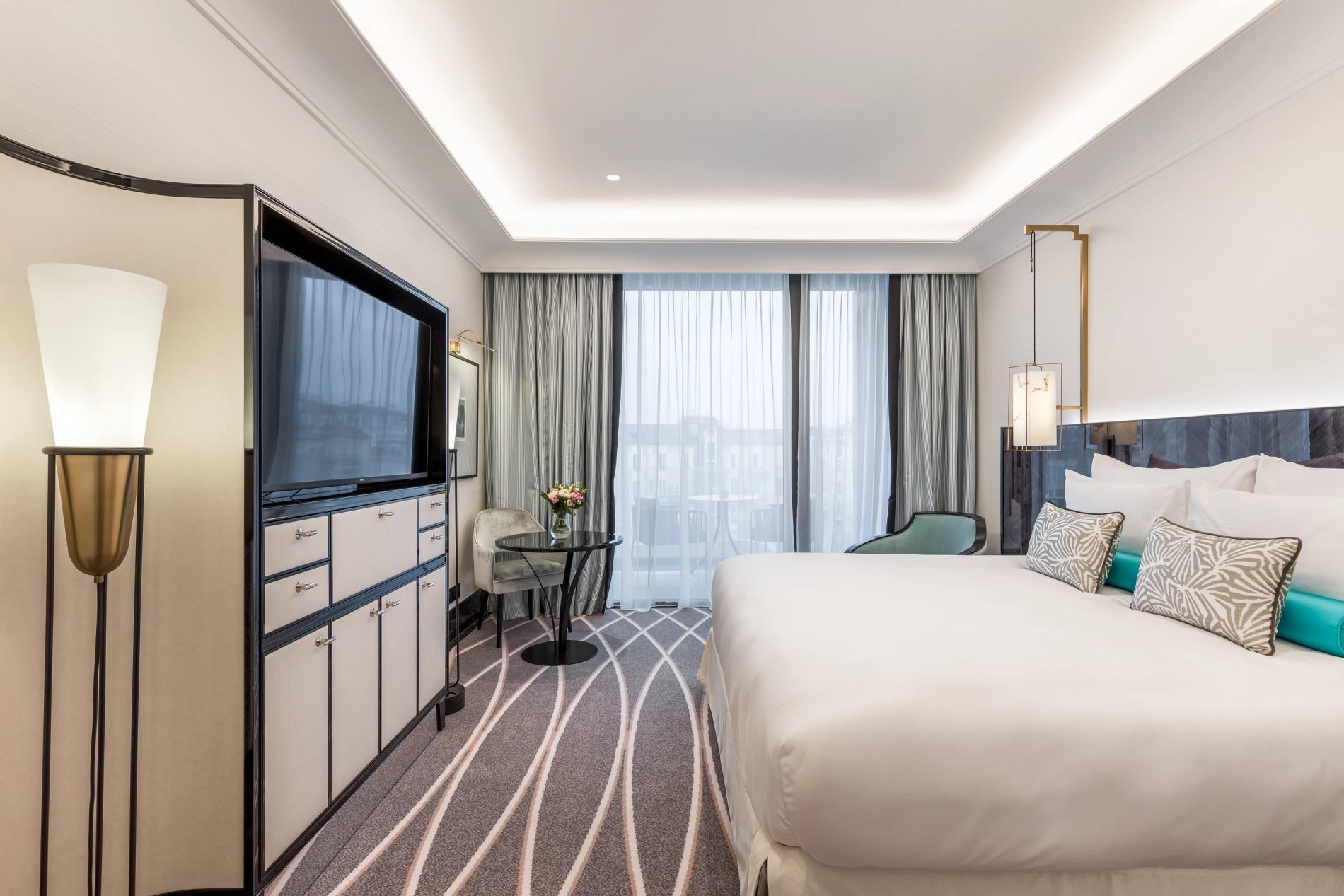 Maison Albar - Le Victoria | King-size bed and television in executive room with sea view