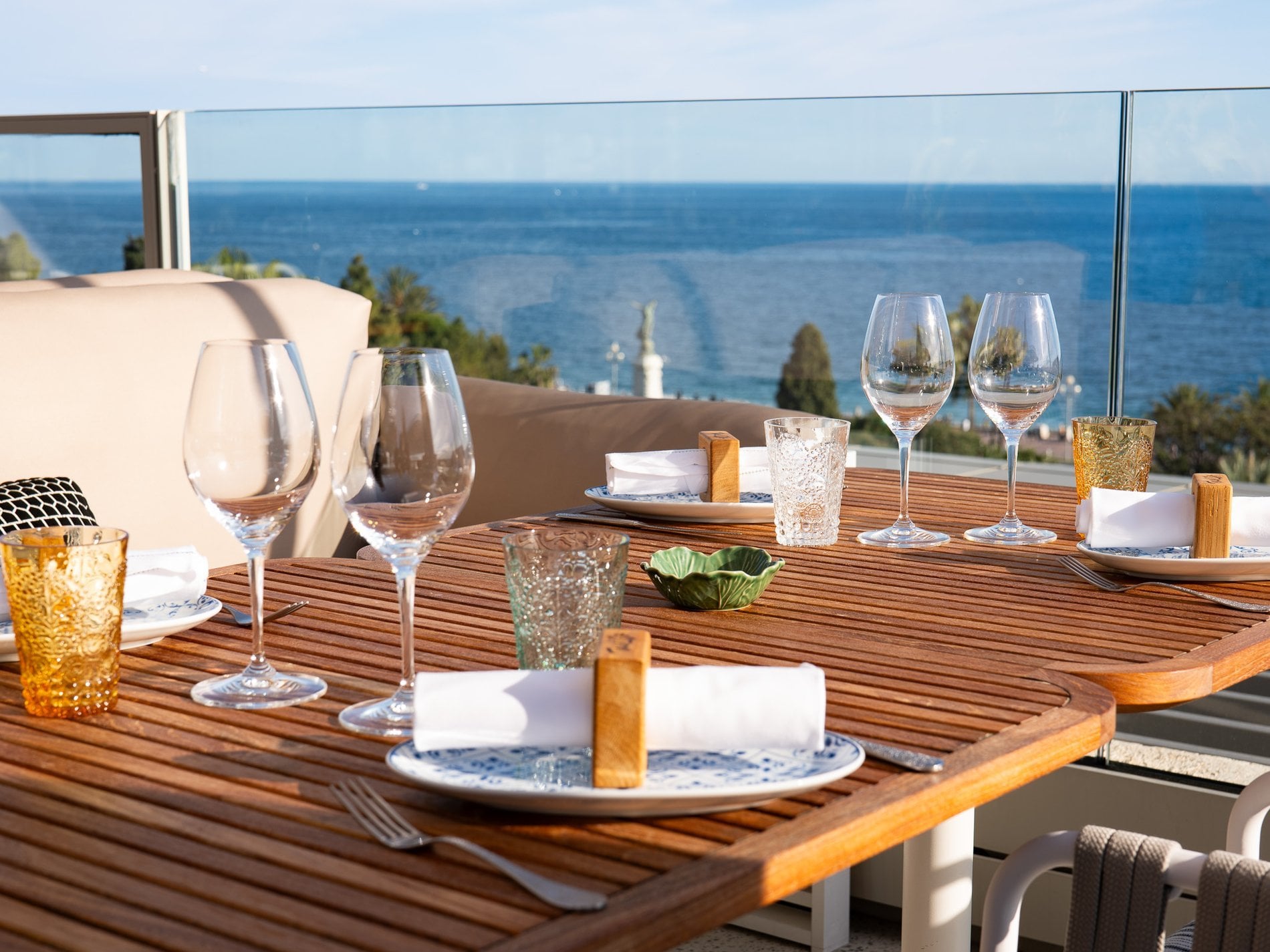 Table dressée au Taulissa sur le toit du Maison Albar - Le Victoria.