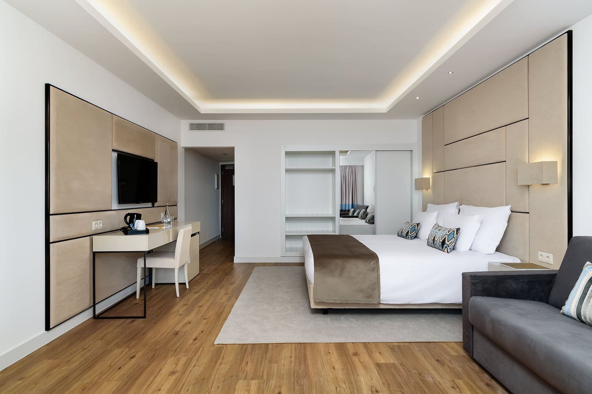 Chambre Deluxe spacieuse et confortable, avec canapé et balcon à l’Hôtel Jupiter Albufeira