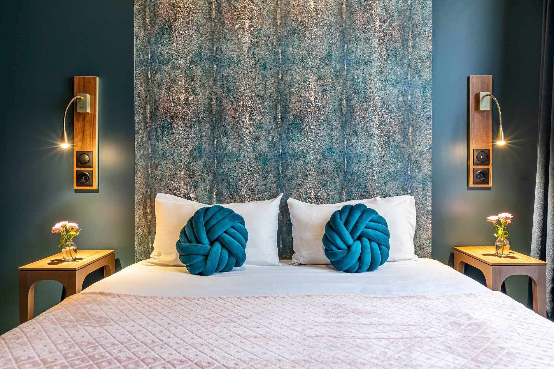 Chambre Glasgow de l’Hôtel Glasgow Monceau à Paris avec lit double, tables de chevet design et ambiance chaleureuse