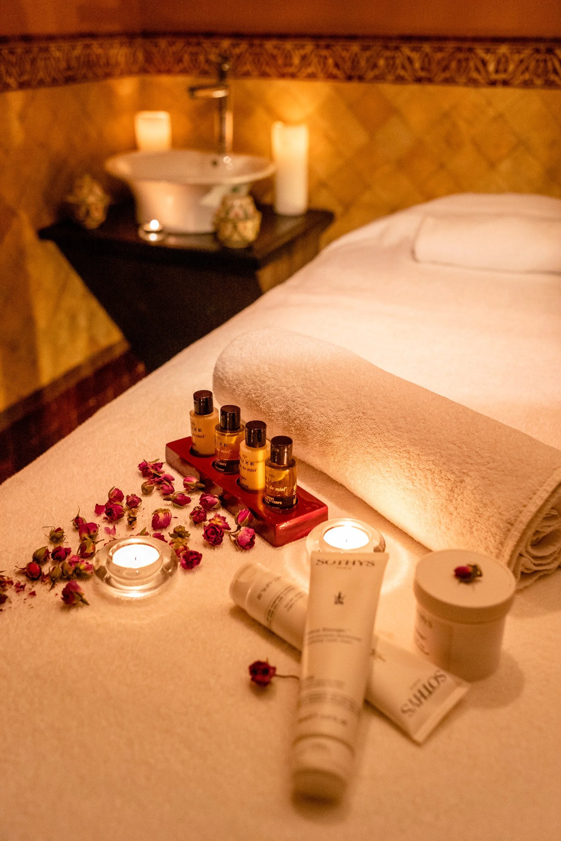 Salle de soins spa du Berbère Palace à Ouarzazate avec vasque et pétales de rose