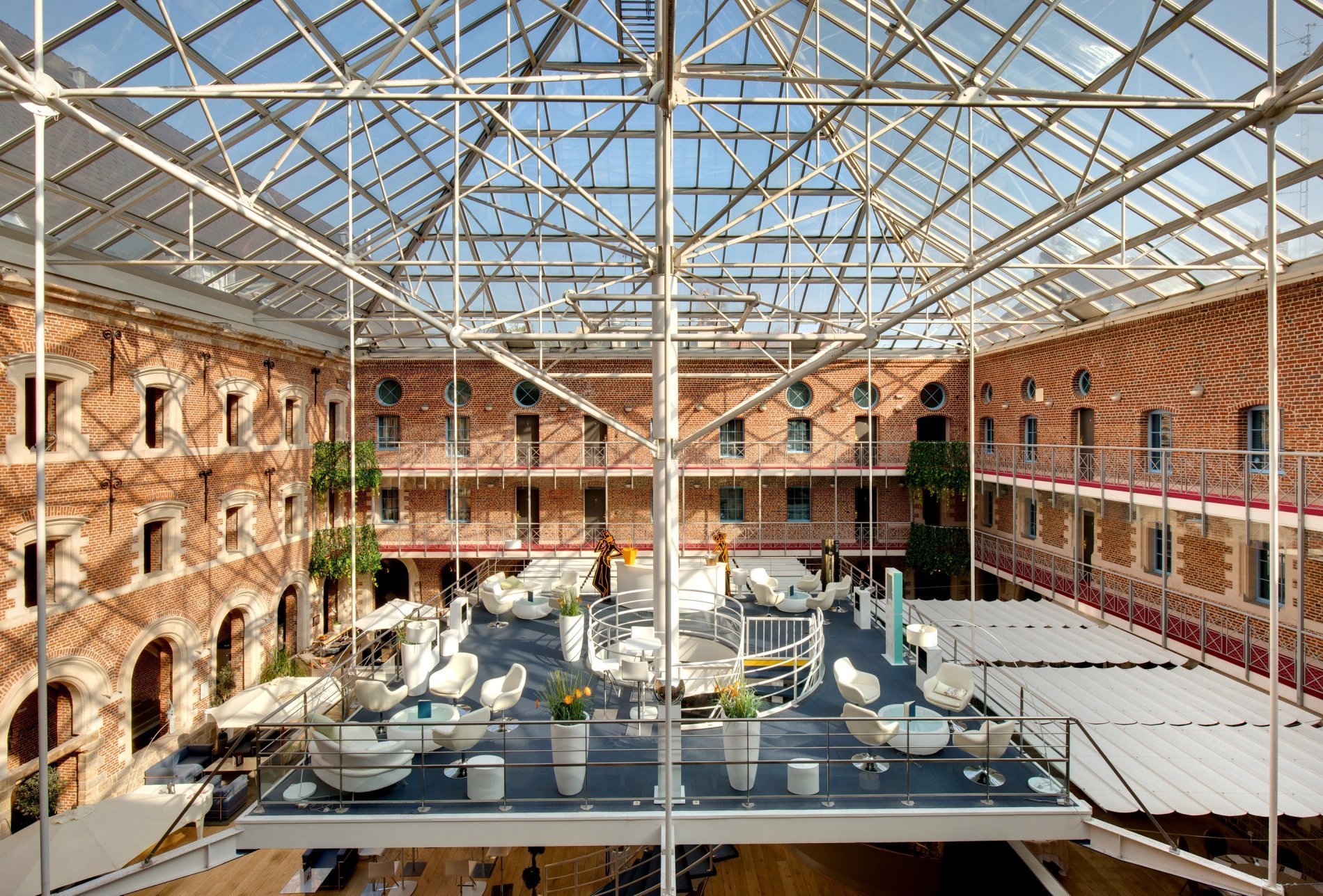 Hotel Le Couvent des Minimes, Old Lille: indoor courtyard under glass roof, a bright space ideal for extending the experience of our chic bar.