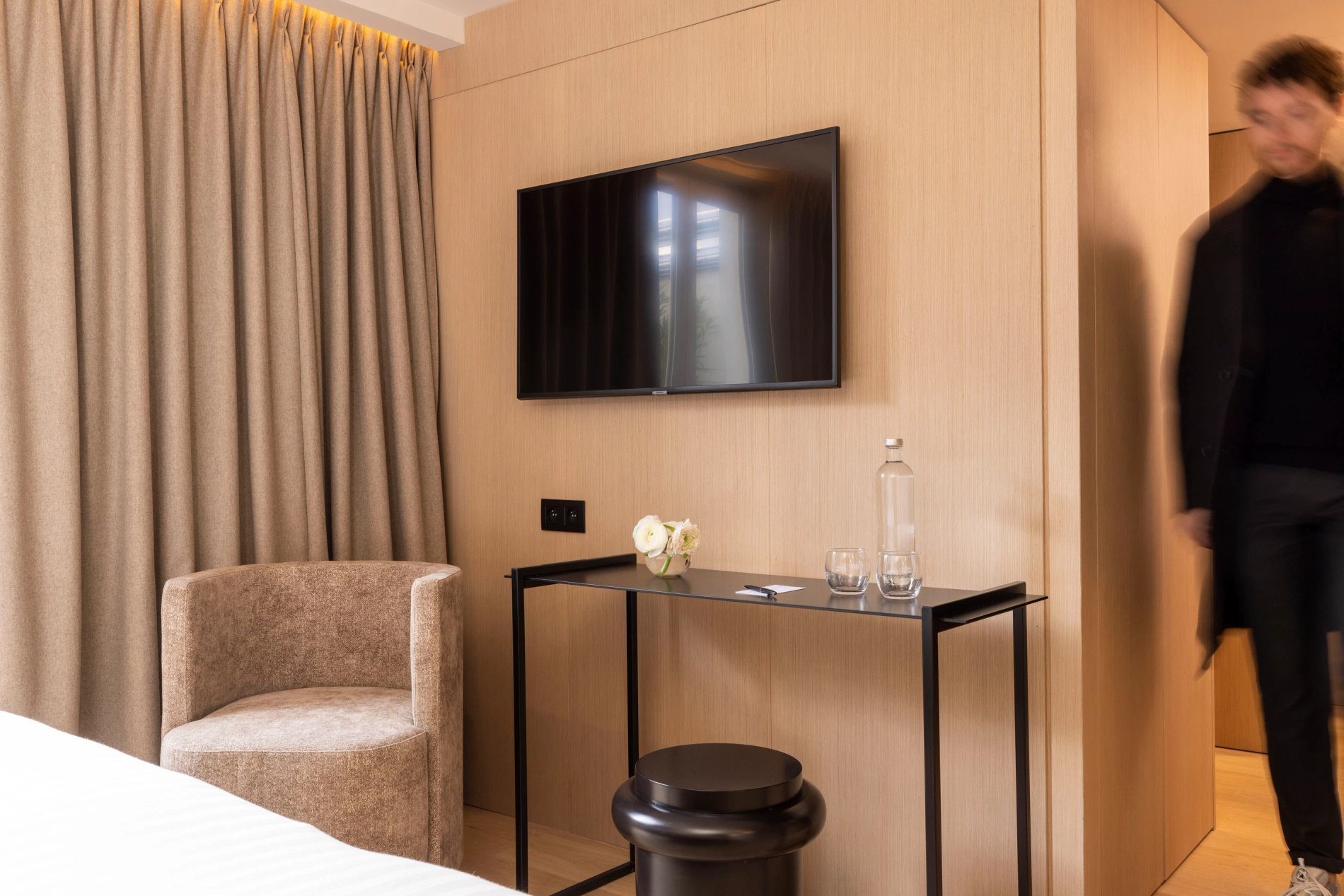 Hotel ESTE Superior Room Patio Desk