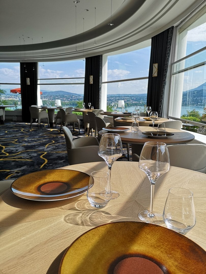 Les Trésoms Lake & Spa Resort | Salle du restaurant gastronomique La Rotonde avec une vue panoramique sur le Lac d'Annecy