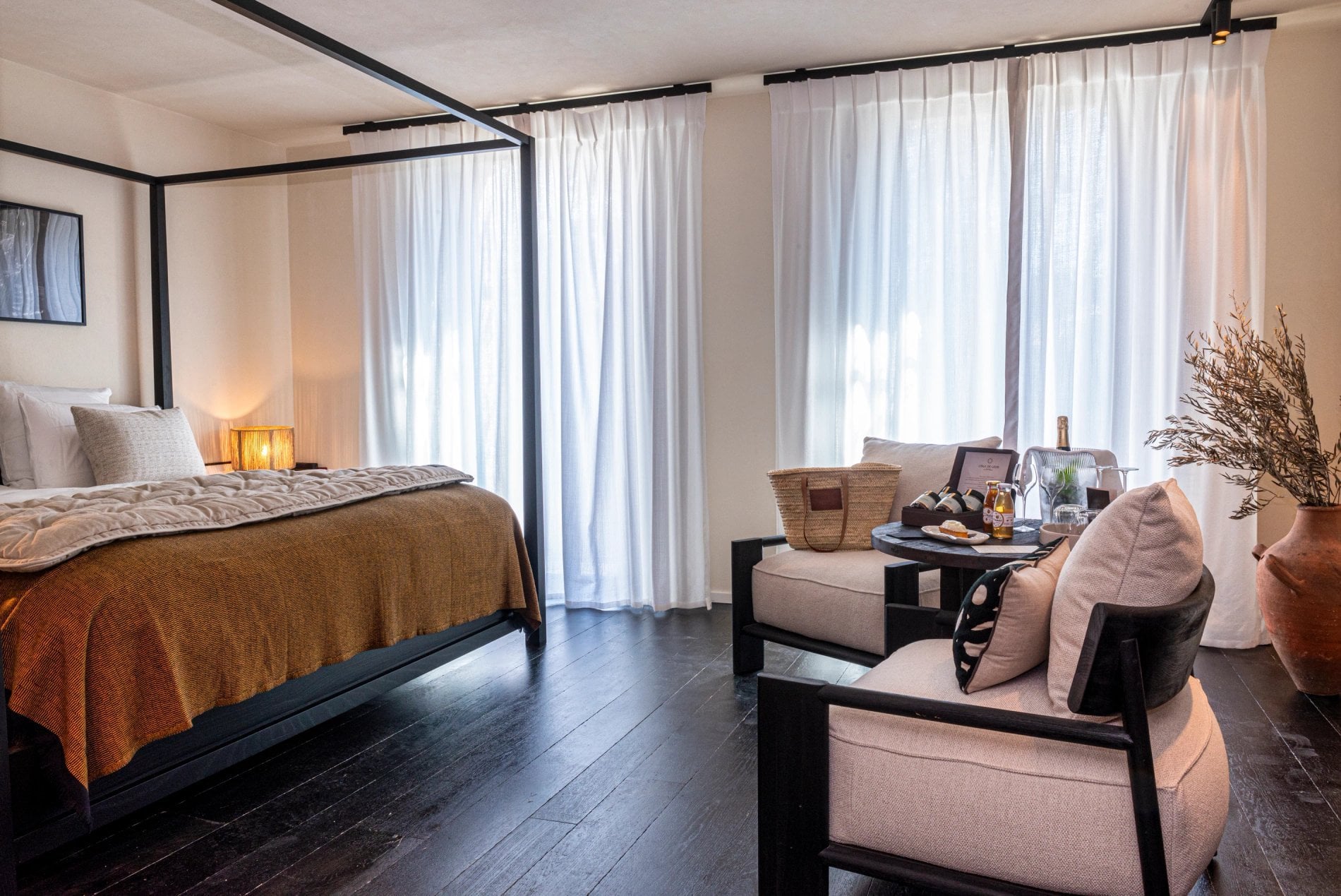 Ambiance chaleureuse et mobilier raffiné en Junior Suite à L’Isle de Leos