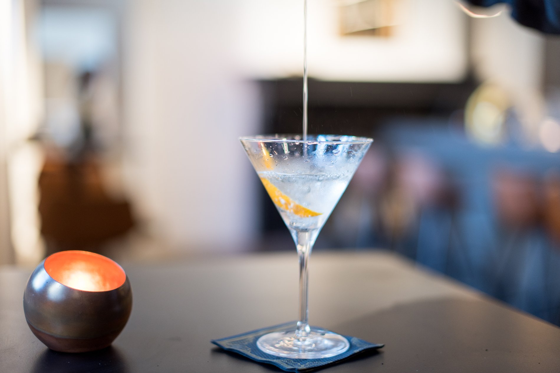 Een cocktail elegant geserveerd in de Knight's Bar, in een verfijnde sfeer.