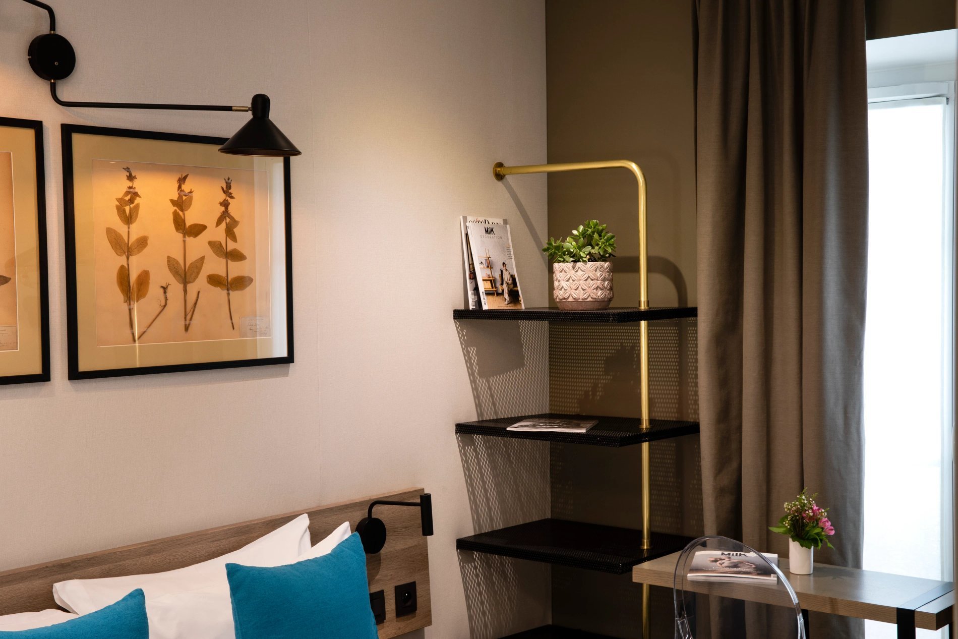 Hotel Maxim Quartier Latin Superior Room Desk Closet