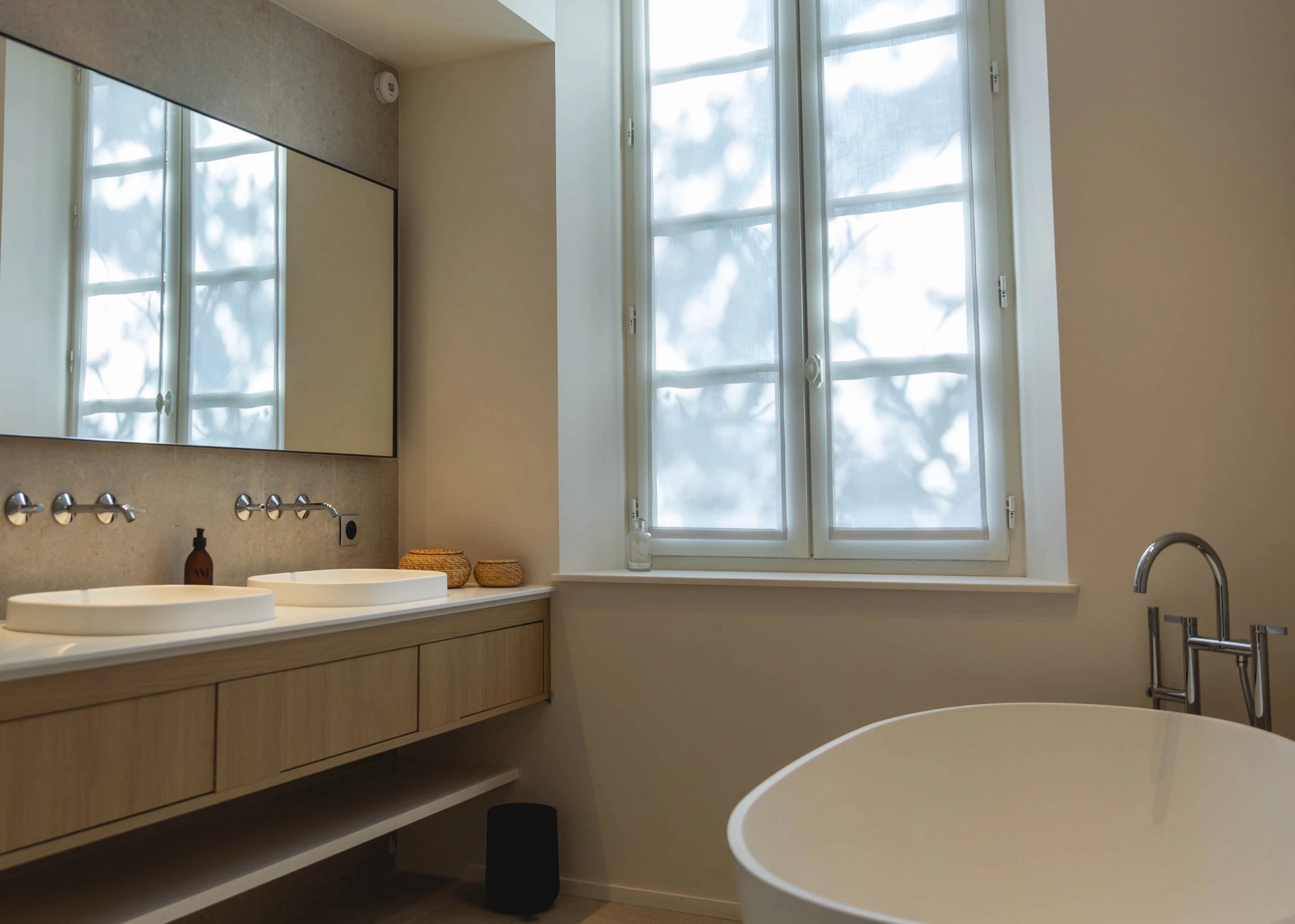 Salle de bain lumineuse avec double vasque dans la Suite Signature de la Villa des Vignes