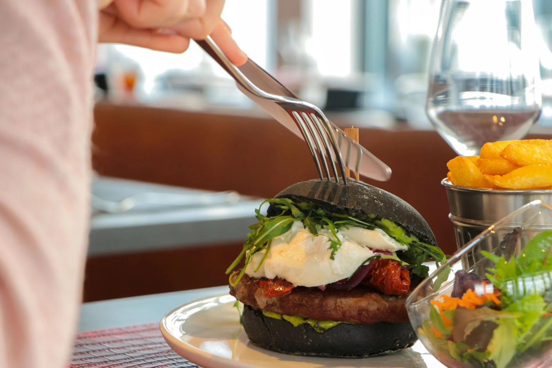 Burger gourmet servi avec des accompagnements frais