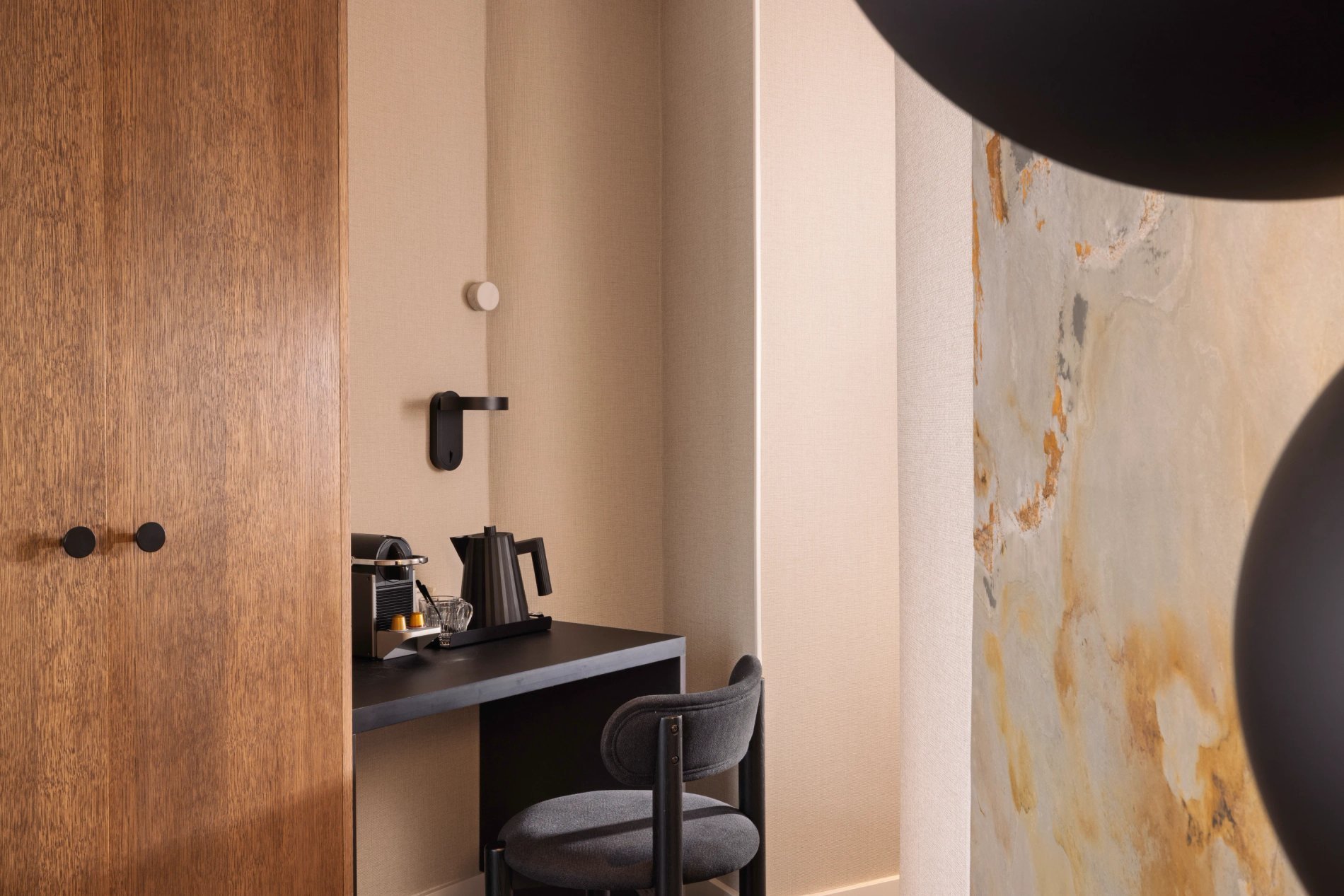 Hôtel Raspail Montparnasse Chambre Supérieure Bureau Machine à café Bouilloire
