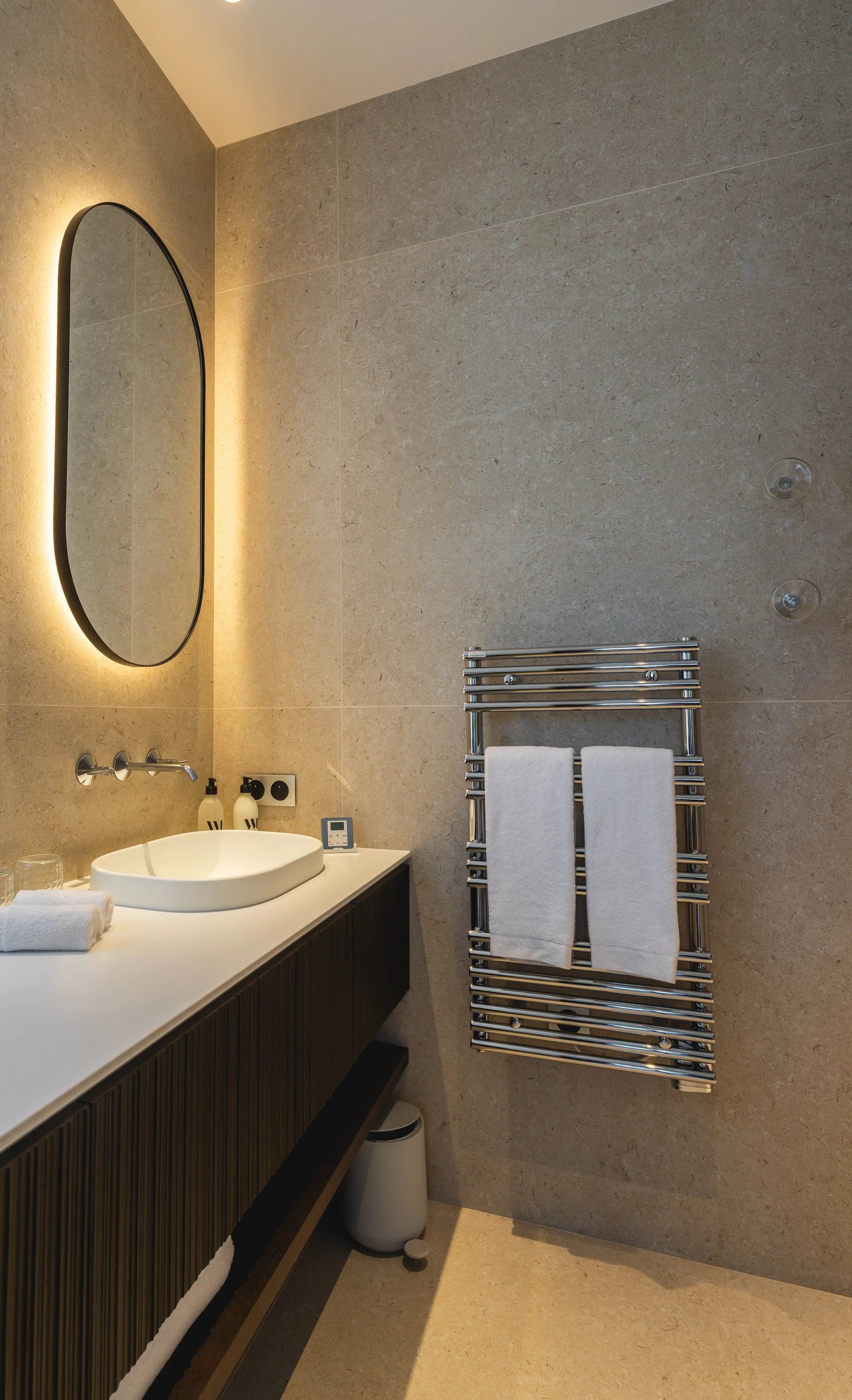 Salle de bain lumineuse avec miroir rétroéclairé de la Chambre Essentielle à la Villa des Vignes