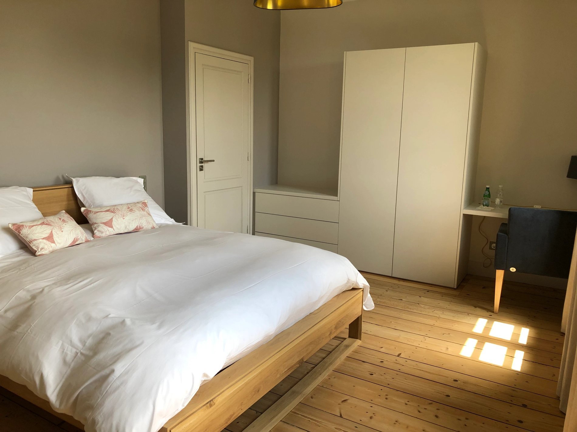 Chambre double lumineuse avec lit en bois à La Maison du Château Soutard-Cadet