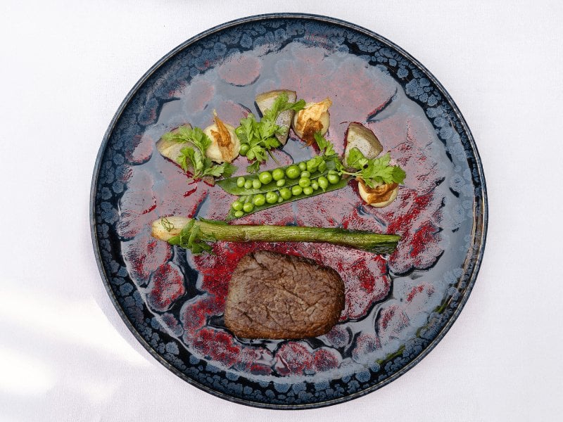 Assiette d'asperge servis au restaurant gastronomique le Bon Laboureur