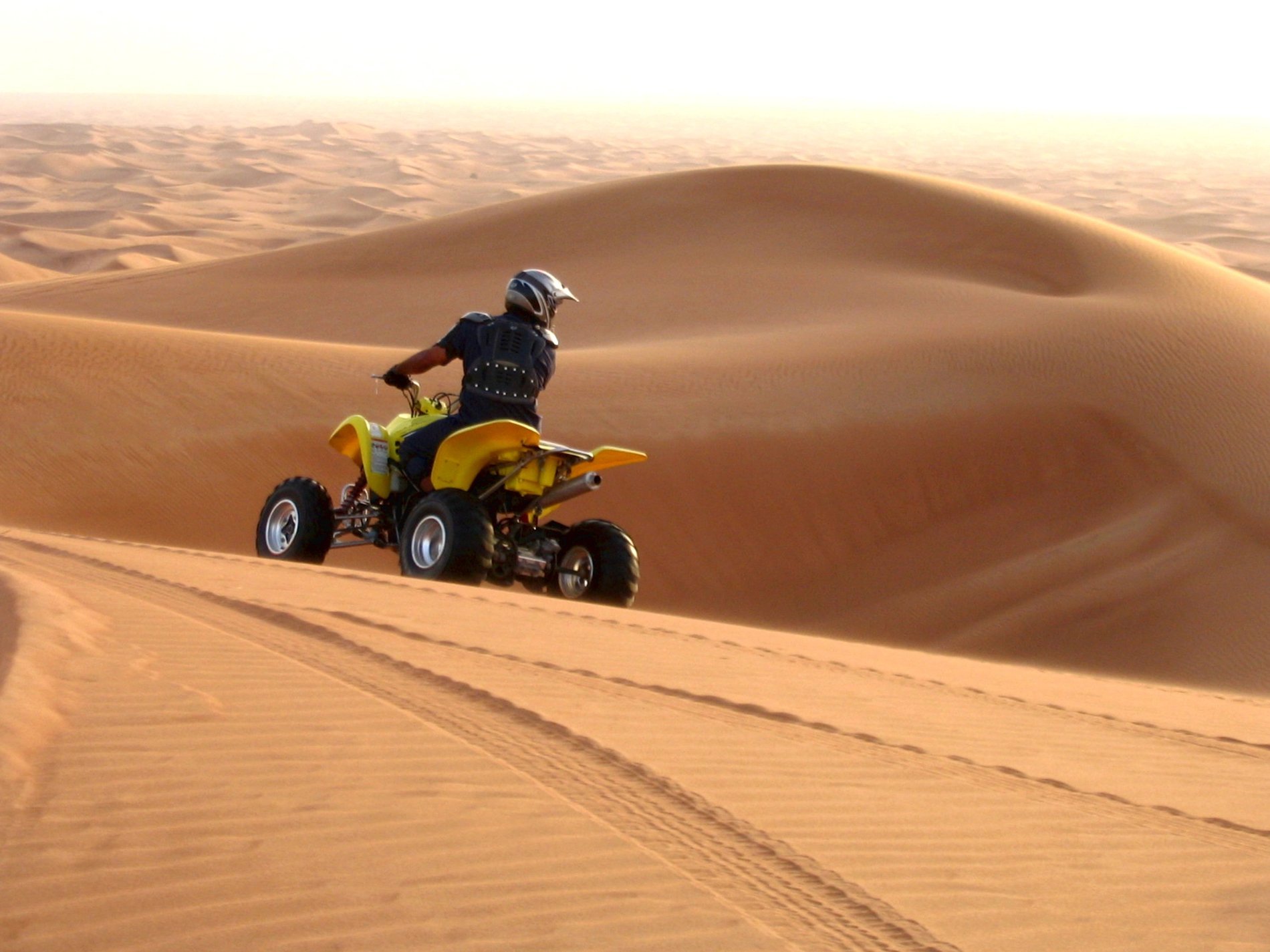 Balade en quad dans les dunes du désert près du Berbère Palace à Ouarzazate
