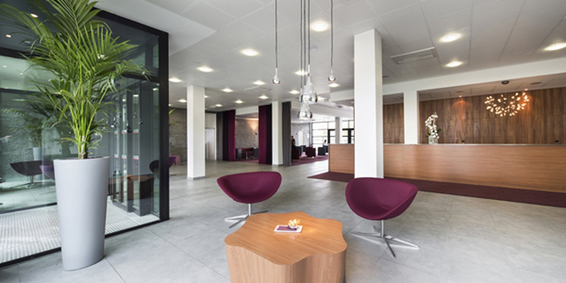 Hall d’accueil moderne du Best Western Plus Paris Vélizy avec espace détente