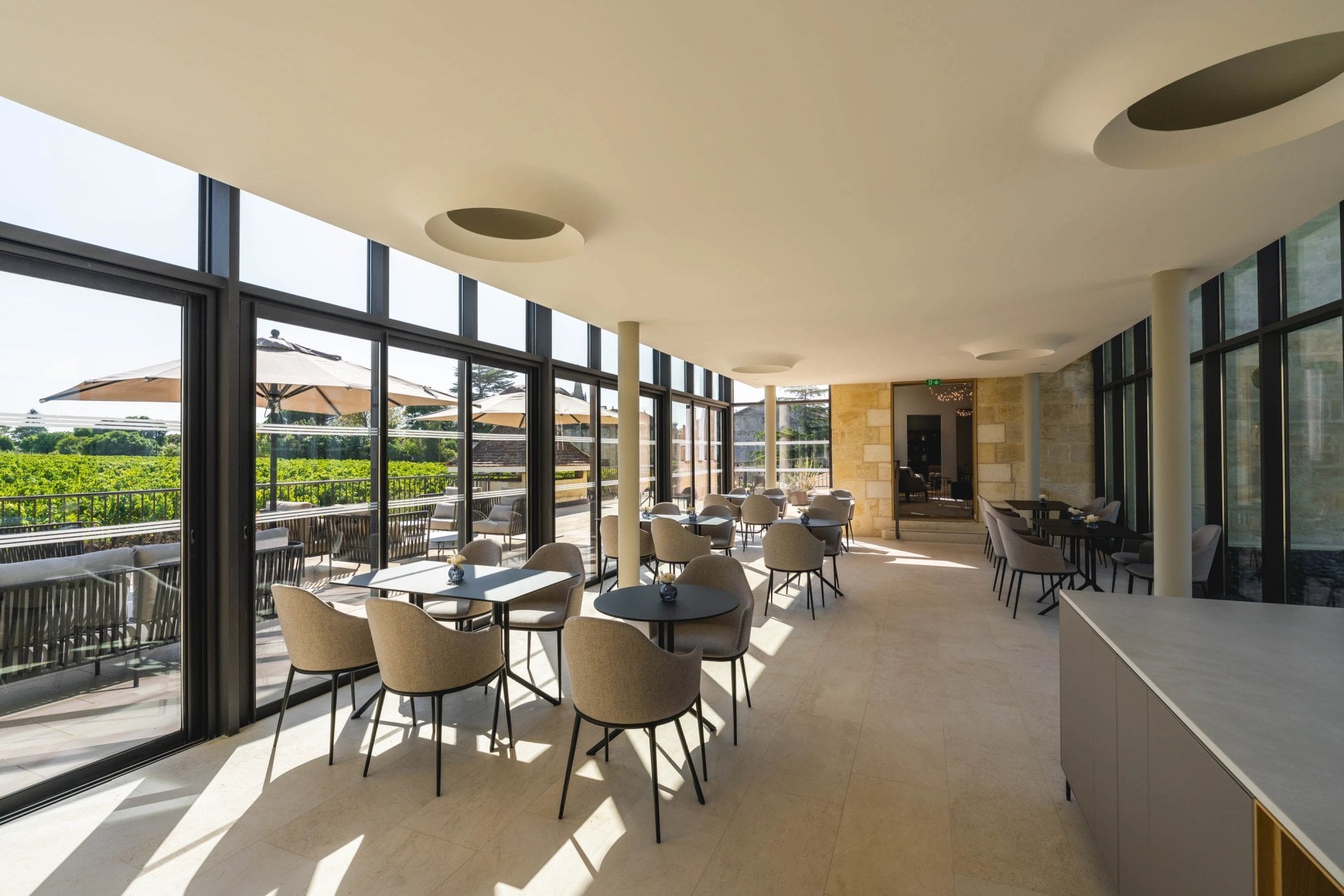 Salle de petit-déjeuner lumineuse de La Villa des Vignes avec vue sur les vignes