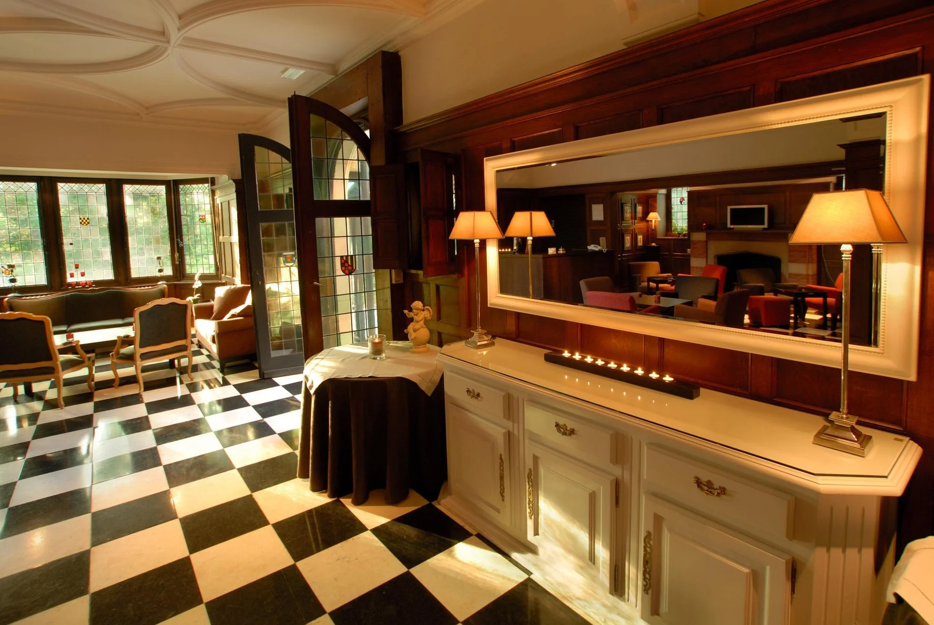 Entrée chaleureuse avec détails raffinés au Manoir de Genval.