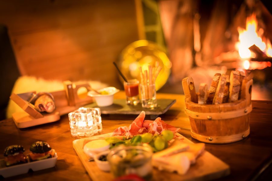 Tapas, lounge, fireside, aperitif, evening, warm atmosphere, charcuterie and cheese board