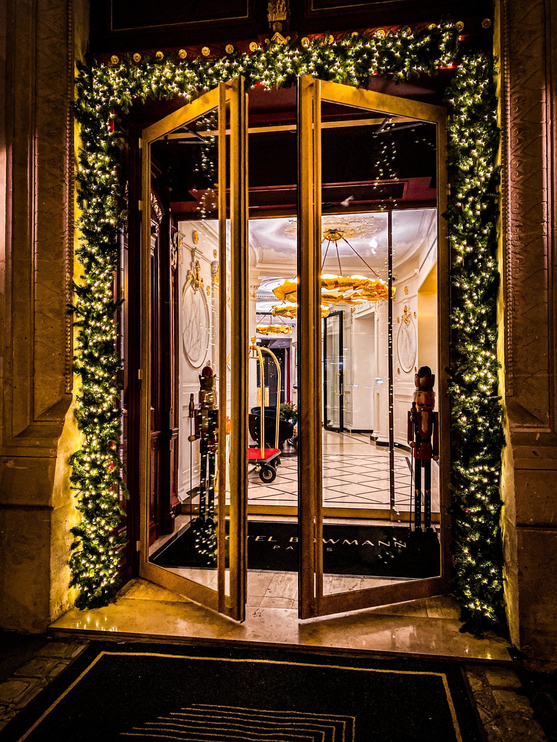 Façade illuminée des Galeries Lafayette pour le shopping de Noël
