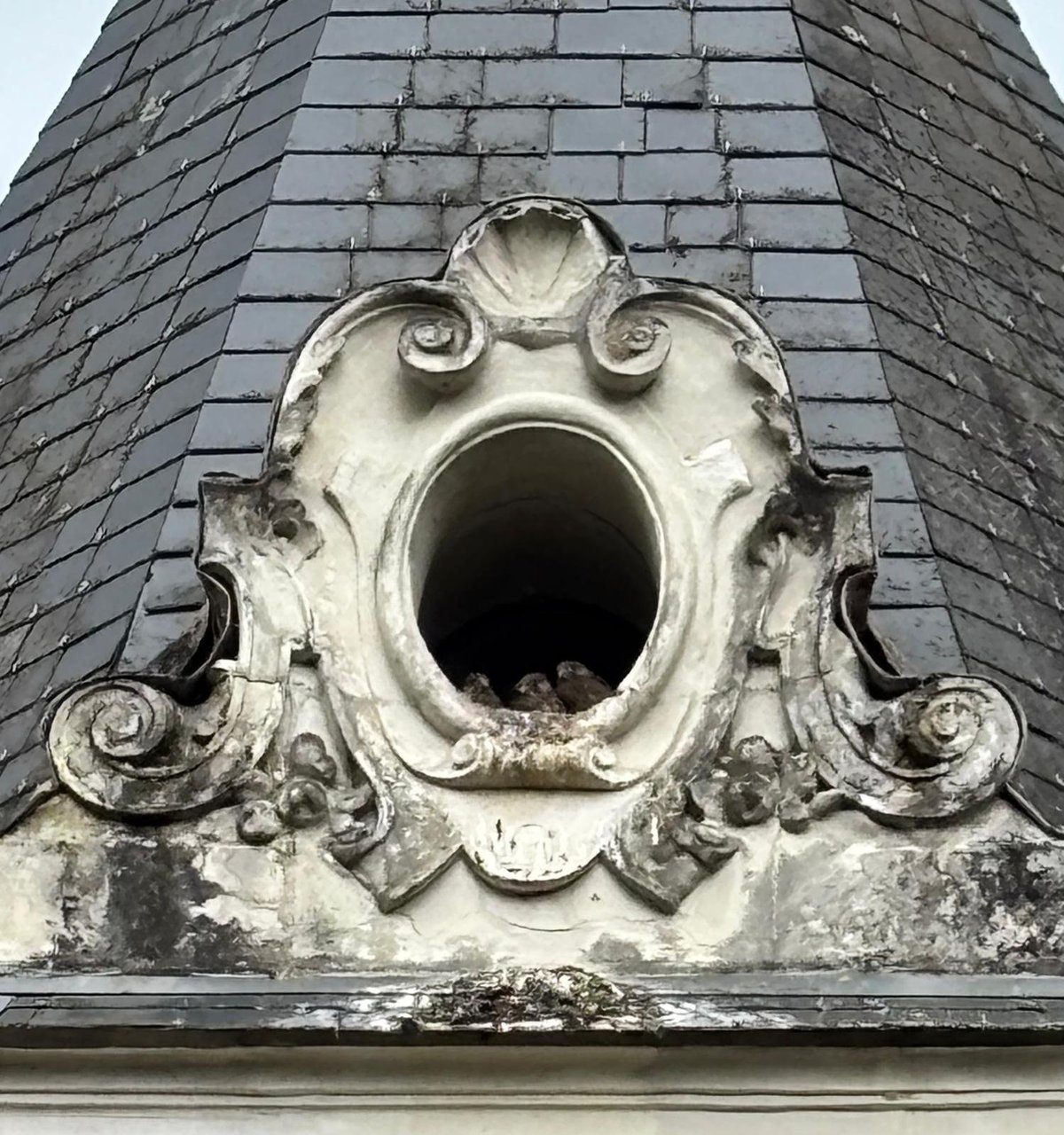 Château de la Rozelle, Ornement architectural sur un toit à La Rochelle