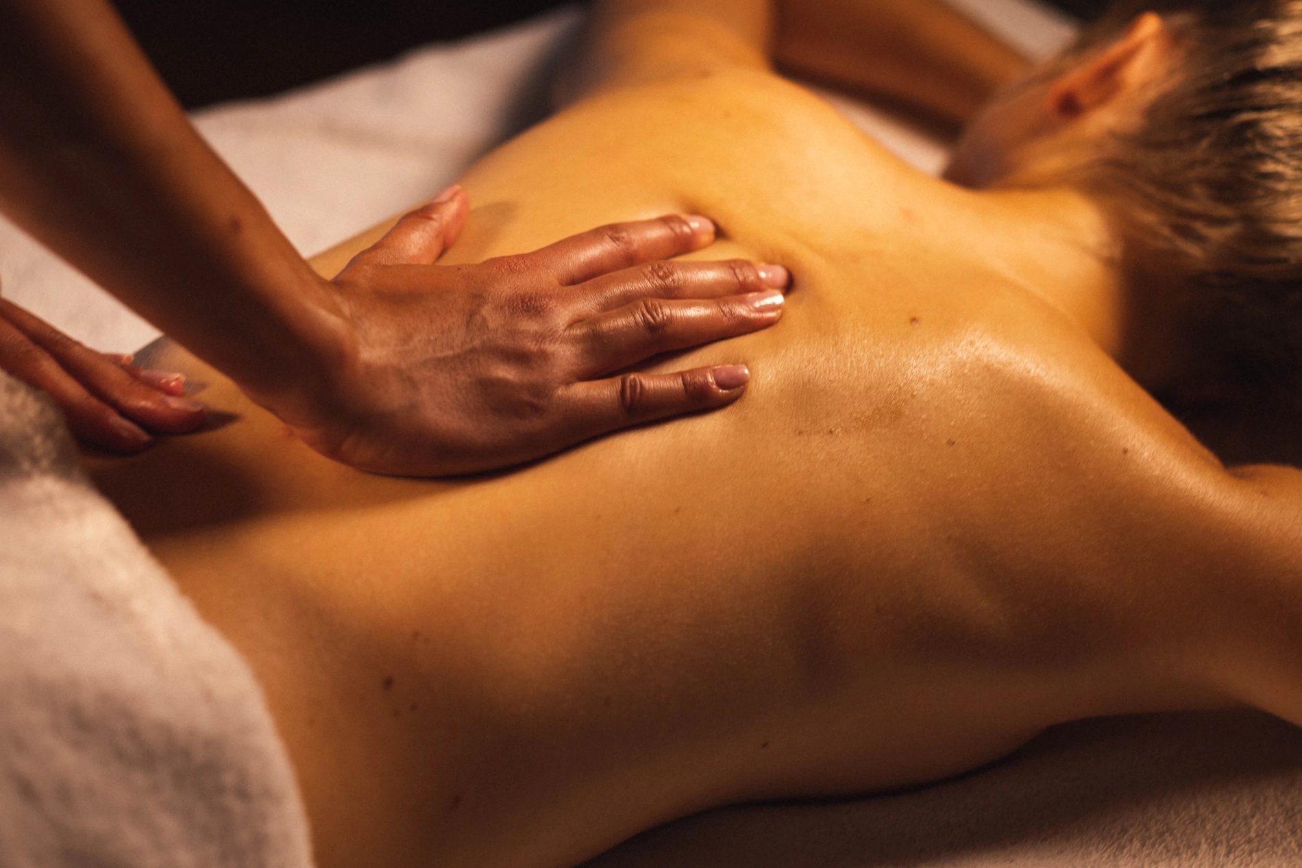 Massage relaxant au spa de la Maison Bérard, moment de bien-être en Provence.