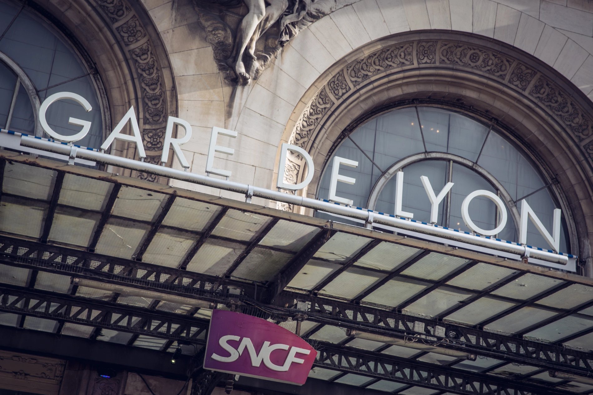 Entrée principale de la Gare de Lyon à Paris, architecture emblématique