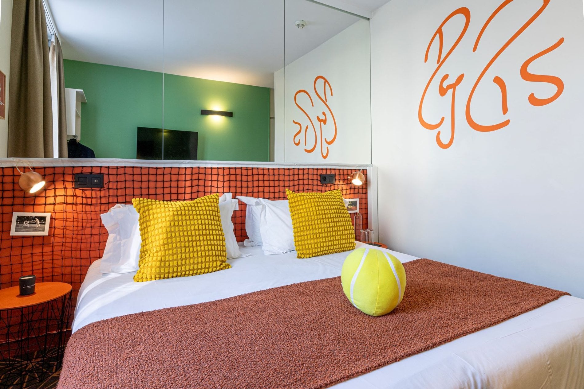 Chambre Grand Chelem Supérieure de l’Hôtel Olympic à Boulogne-Billancourt avec lit double, décoration inspirée du tennis et confort premium.