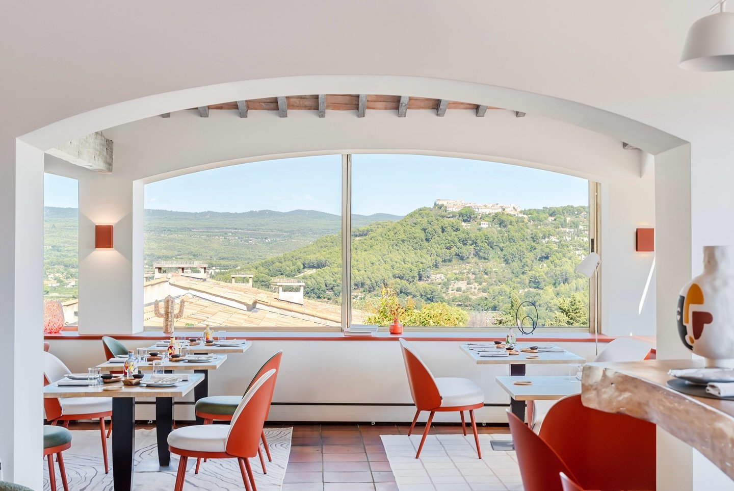 Salle du restaurant de la Maison Bérard avec vue panoramique sur les collines de La Cadière-d’Azur.