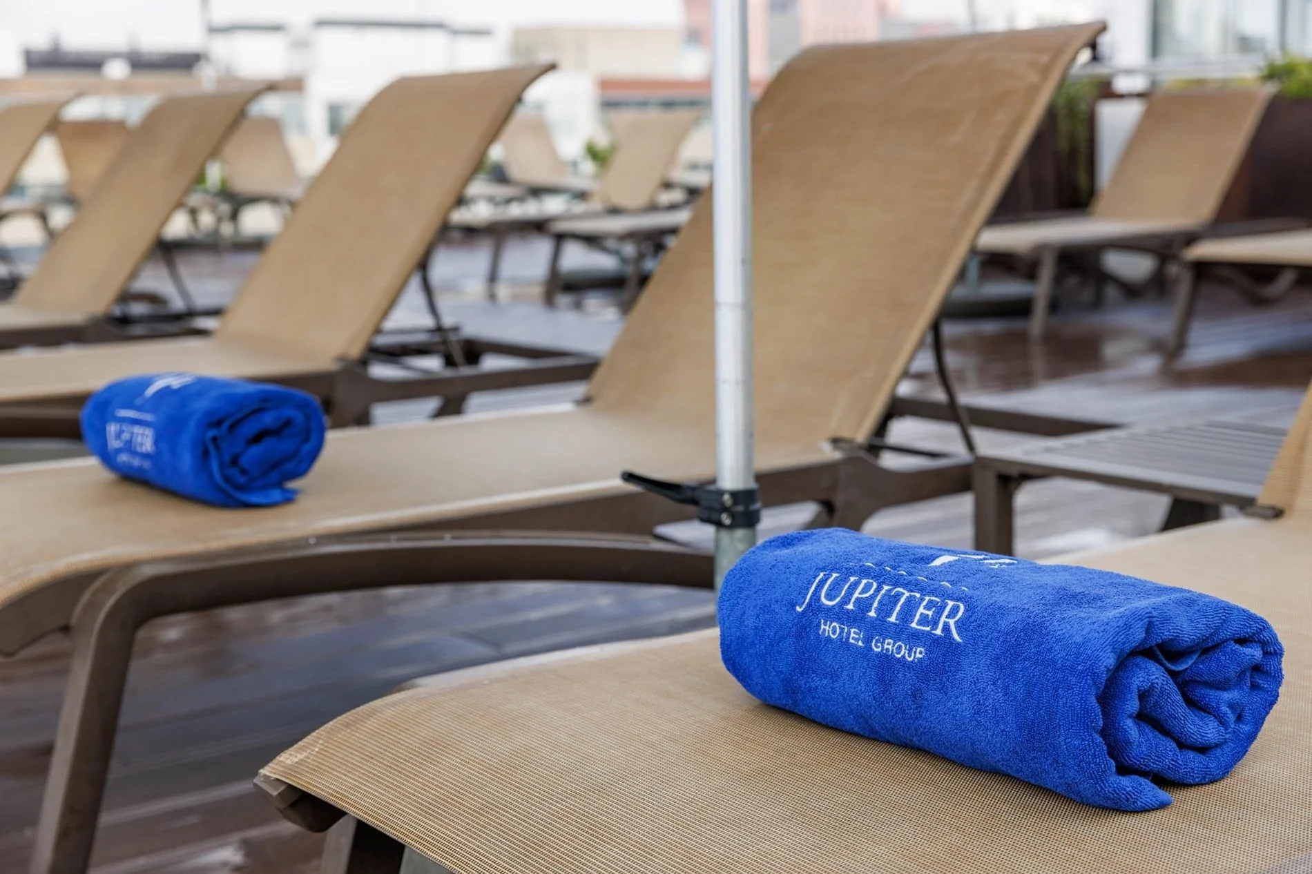 Asciugamani arrotolati su un lettino sul rooftop del Jupiter Lisboa Hotel