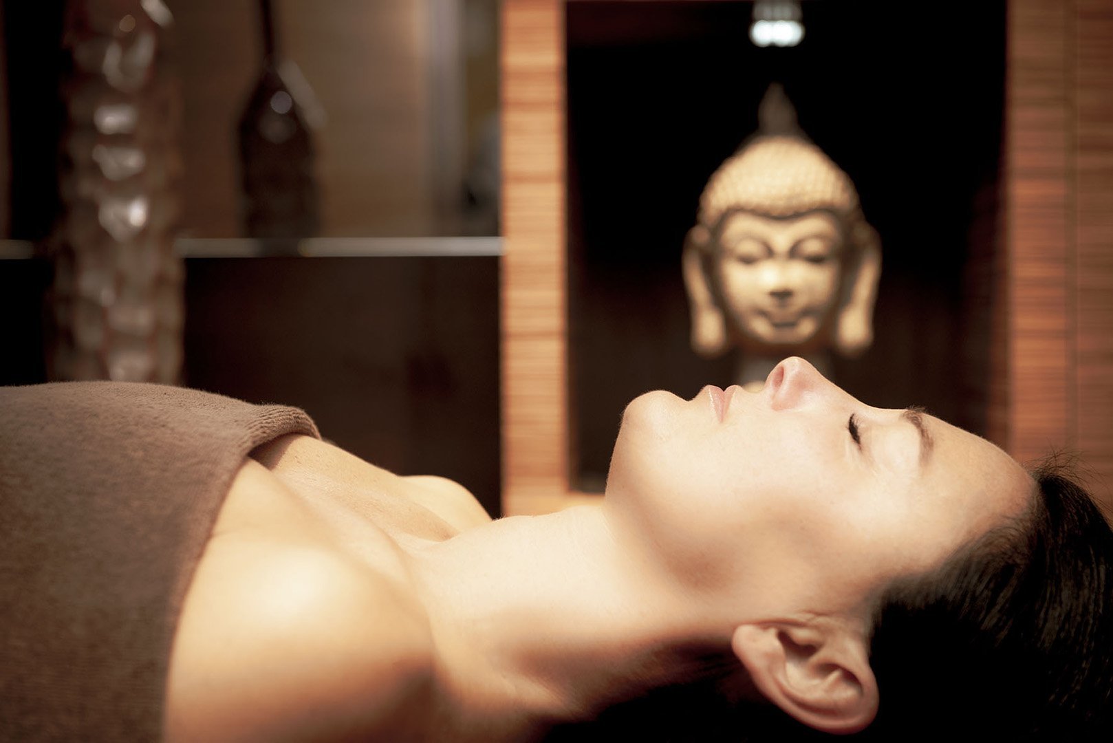Soin relaxant pour une cliente lors d'un séjour bien-être à l'Hôtel Les Trésoms, Annecy.
