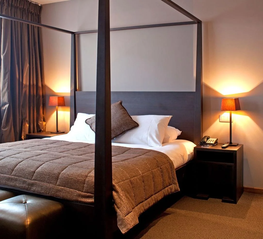 Chambre moderne avec bureau et espace confortable au Martin's Klooster à Louvain.