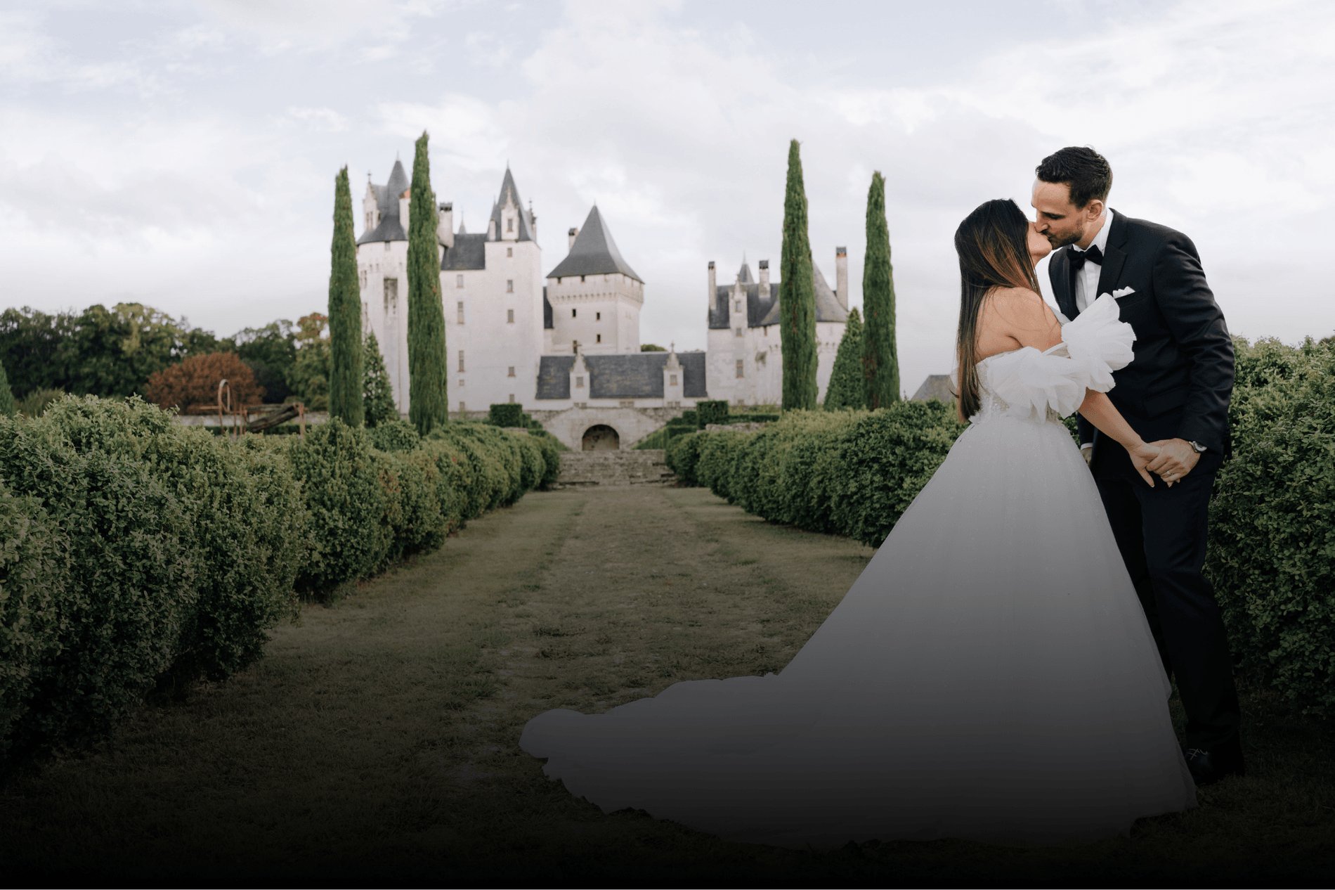 Couple lors de leur mariage au château Coudray Montpensier.