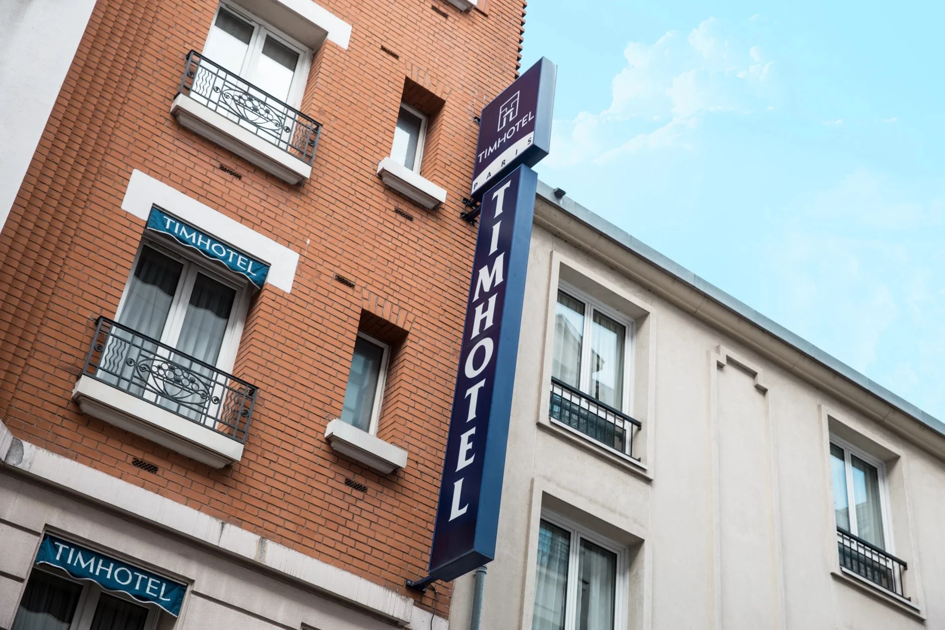 Façade du Timhotel, avec enseigne visible et architecture moderne