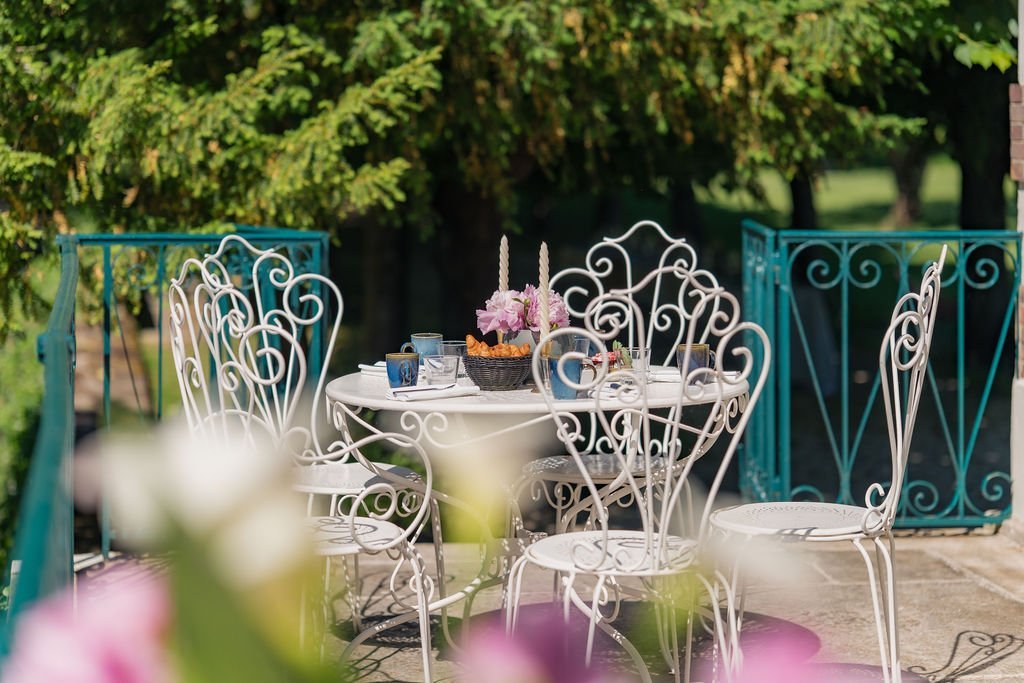 Outdoor terrace at a guest house in Provins, the Medieval Town