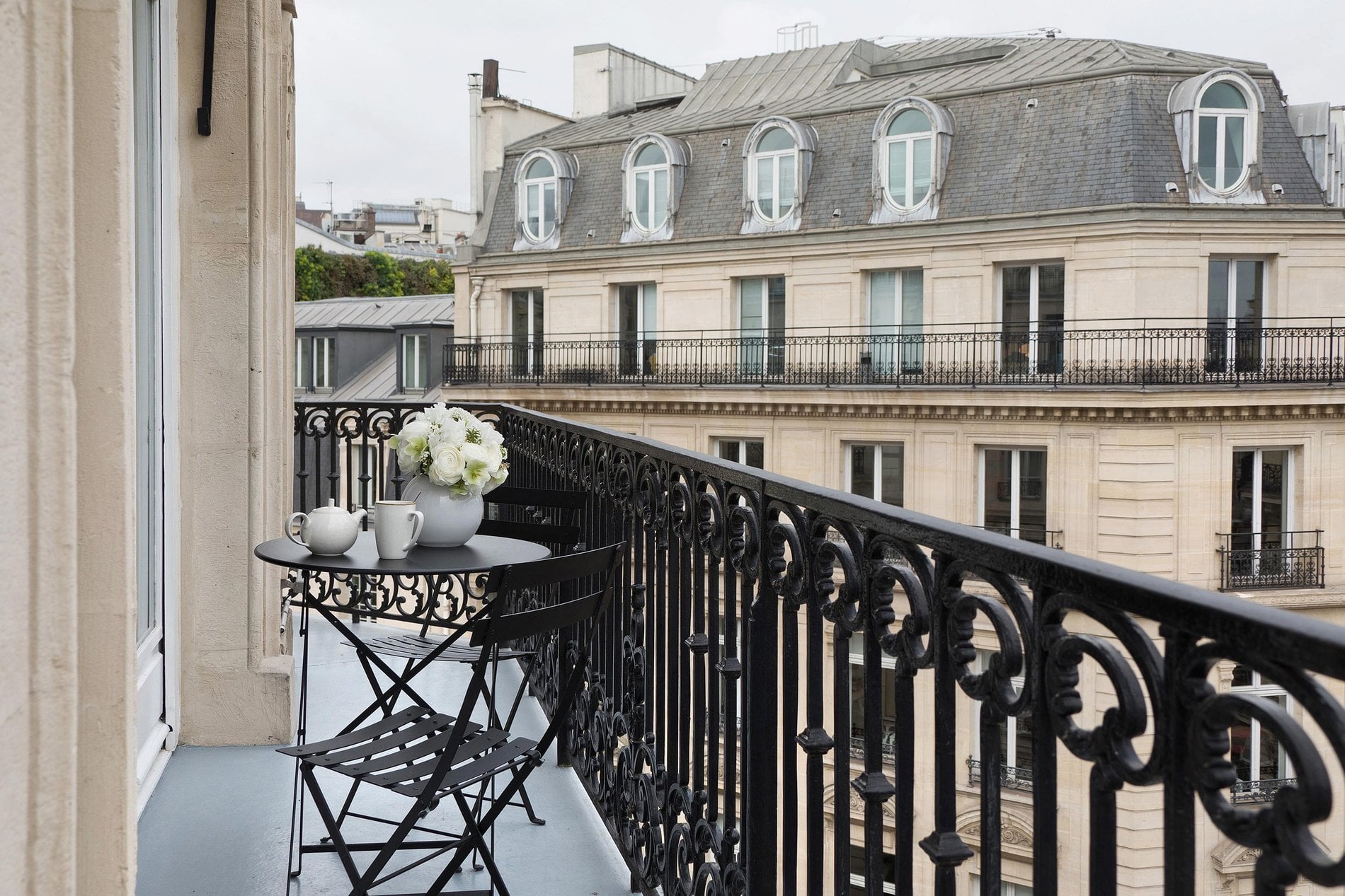 Suite with balcony at Hôtel Château Frontenac Paris