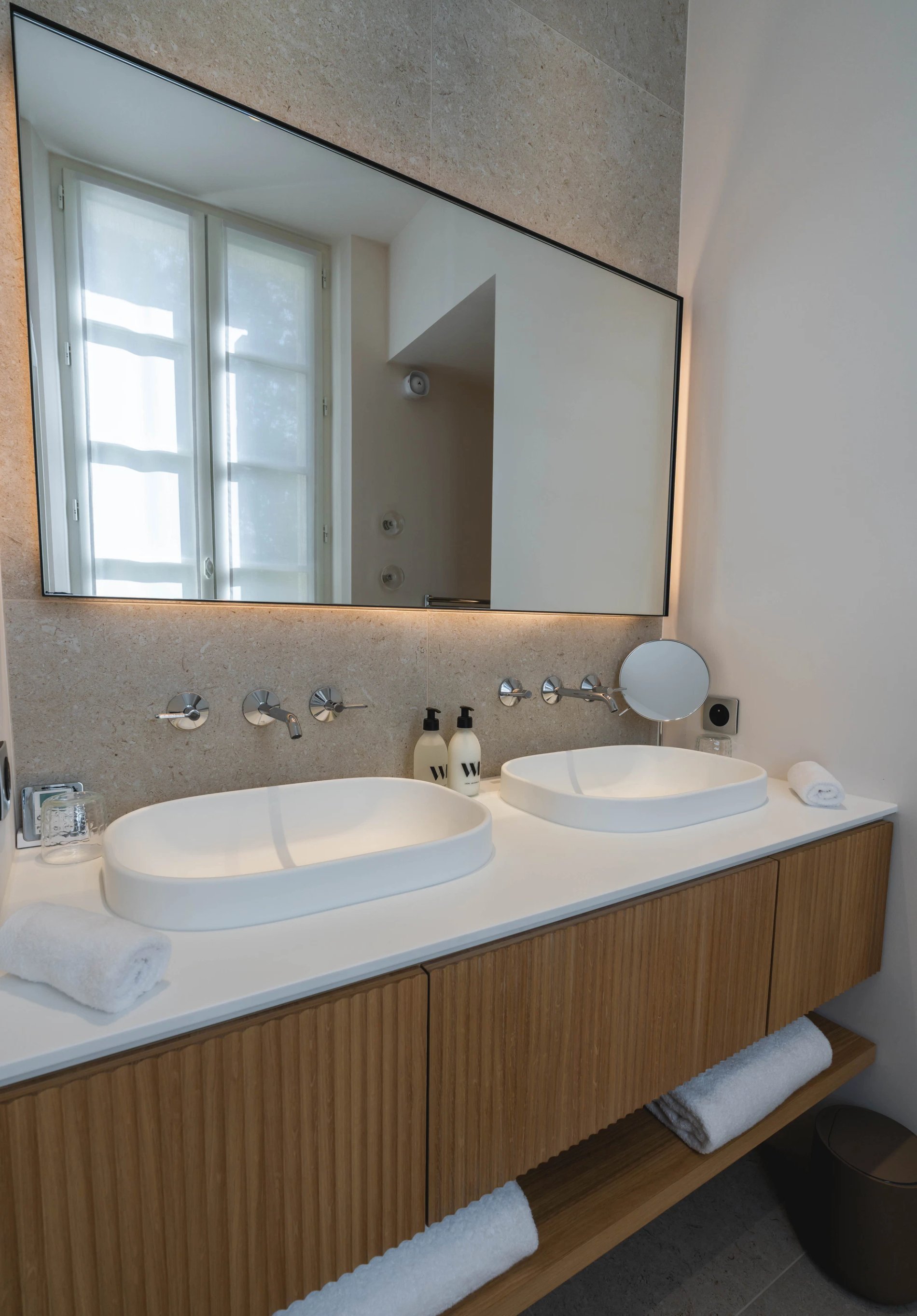 Salle de bain lumineuse avec double vasque dans la Chambre Charme de la Villa des Vignes