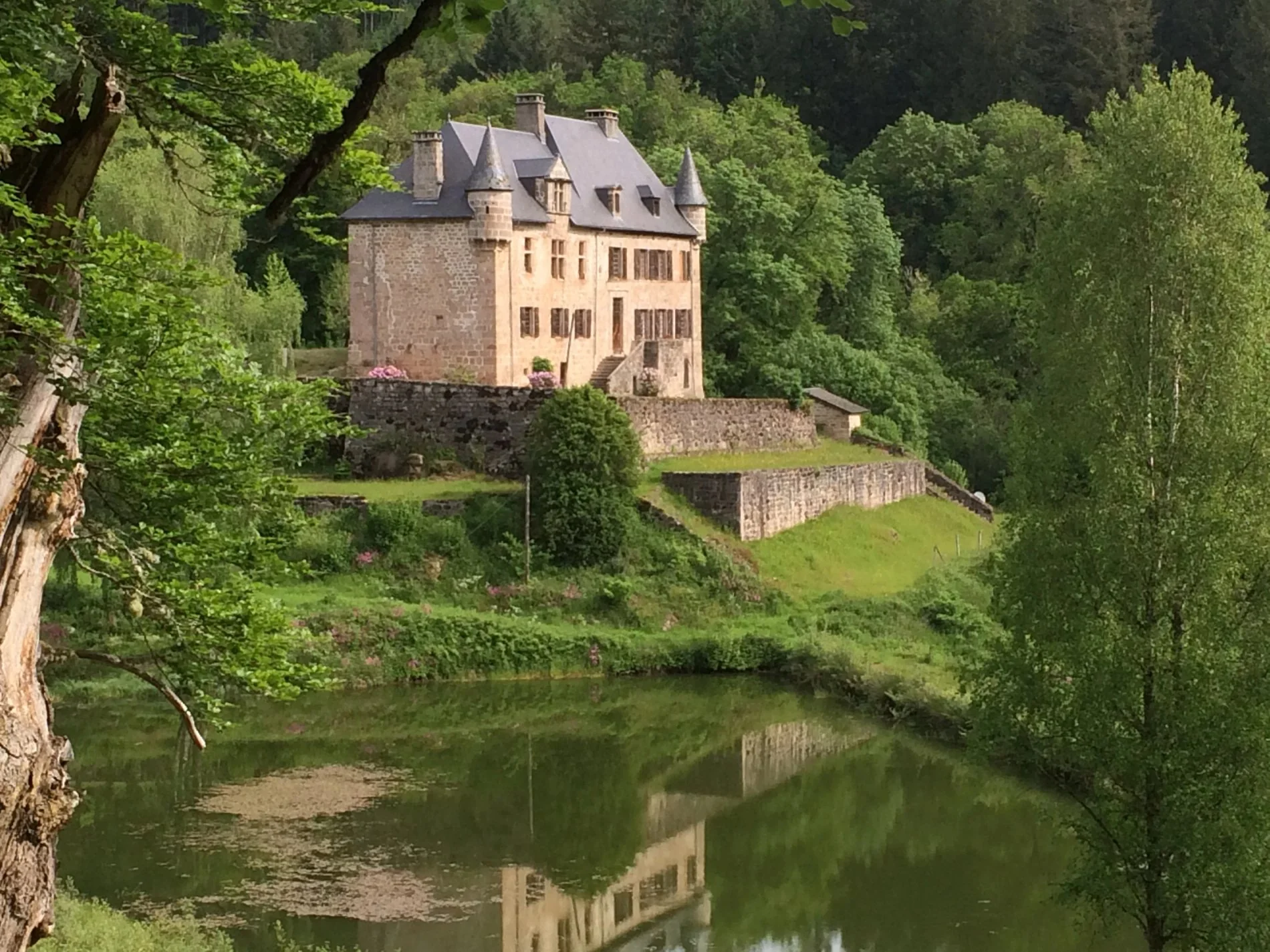 Château et rivière au cœur de la Corrèze, proche de Villa Corrèze Aventure.