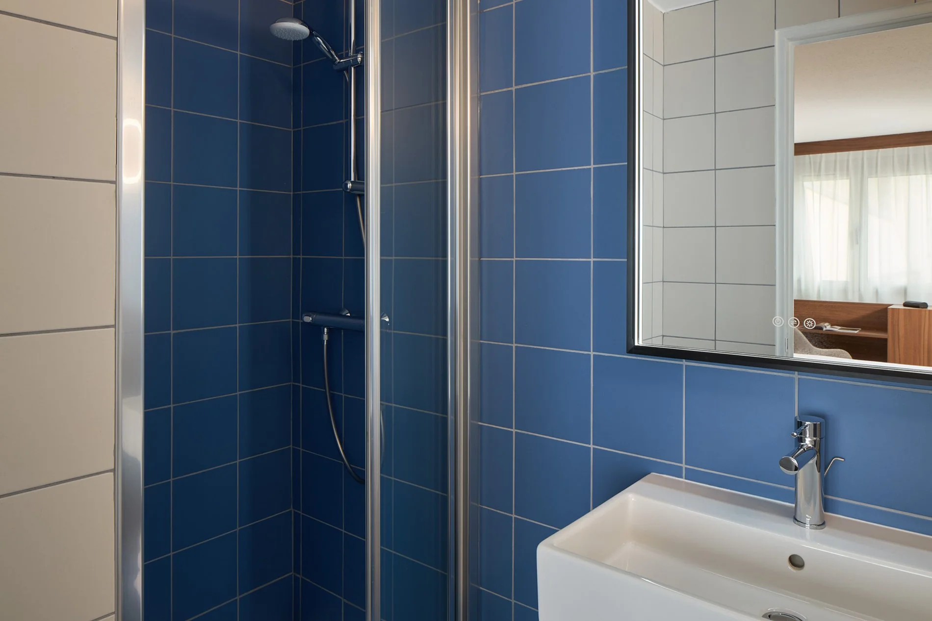 Salle de bain avec carrelage bleu au Timhotel Nation
