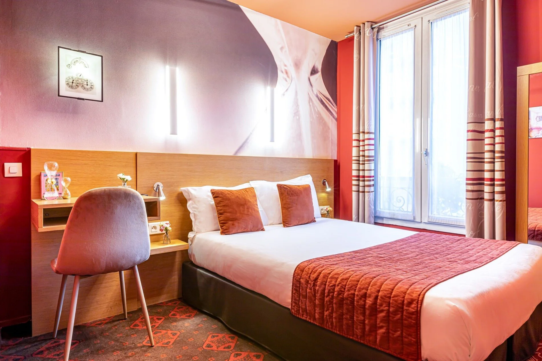 Chambre adjacente de l'Hôtel Ariane Montparnasse avec lit double, espace bureau et lumière naturelle, idéale pour les familles à Paris